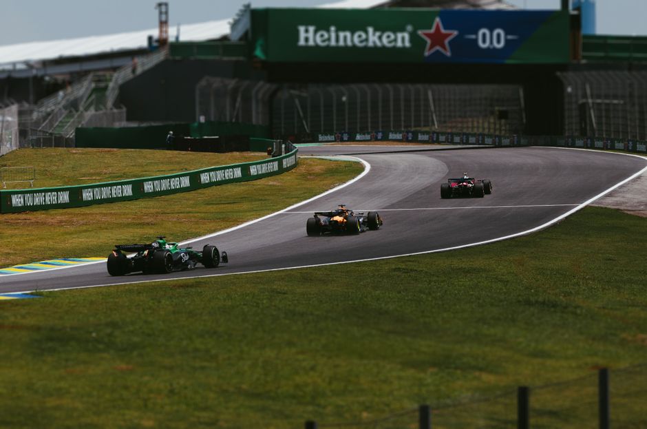 Carros de Fórmula 1 competem no circuito de Interlagos, em São Paulo, Brasil, proporcionando muita ação e velocidade.