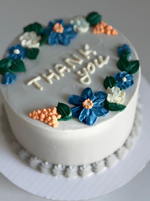Free Beautifully decorated cake with flowers and 'thank you' text perfect for celebrations. Stock Photo