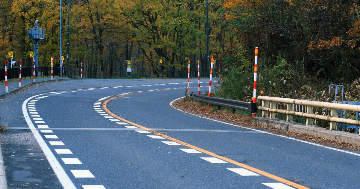 森の中を通る道路のイメージ写真