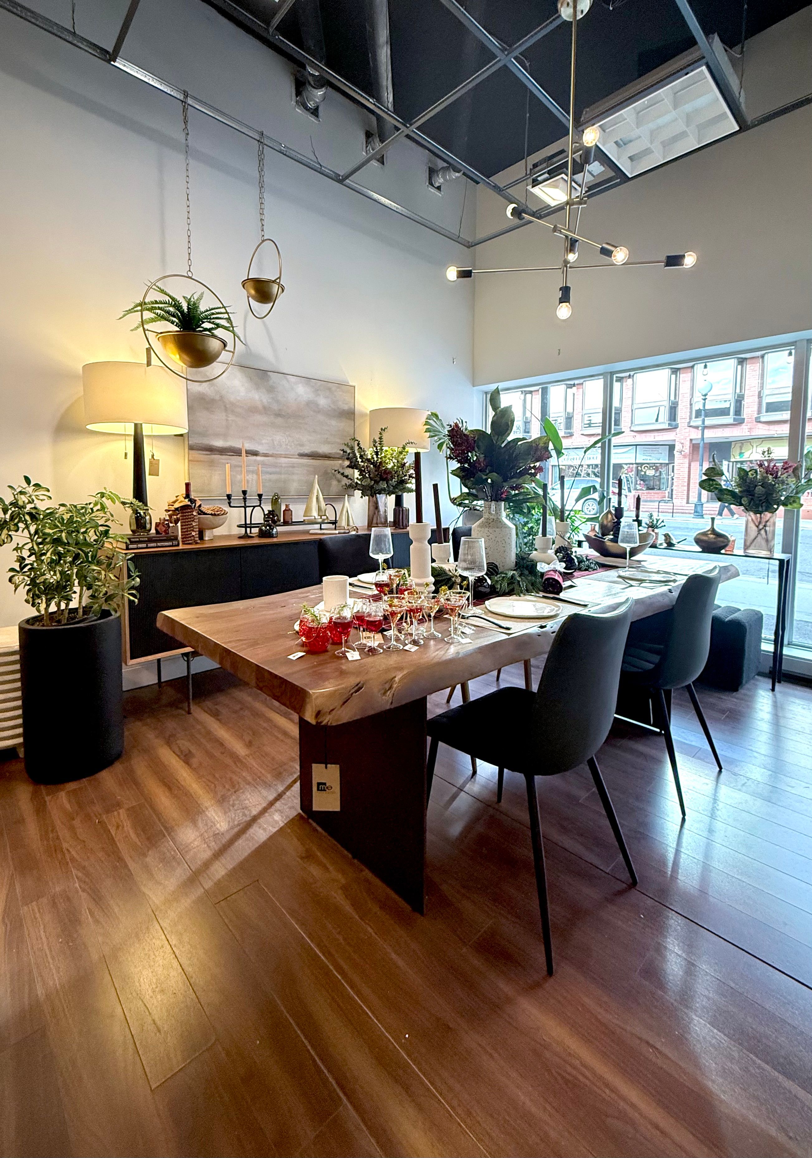 Elegant Modern Dining Room with Stylish Decor · Free Stock Photo