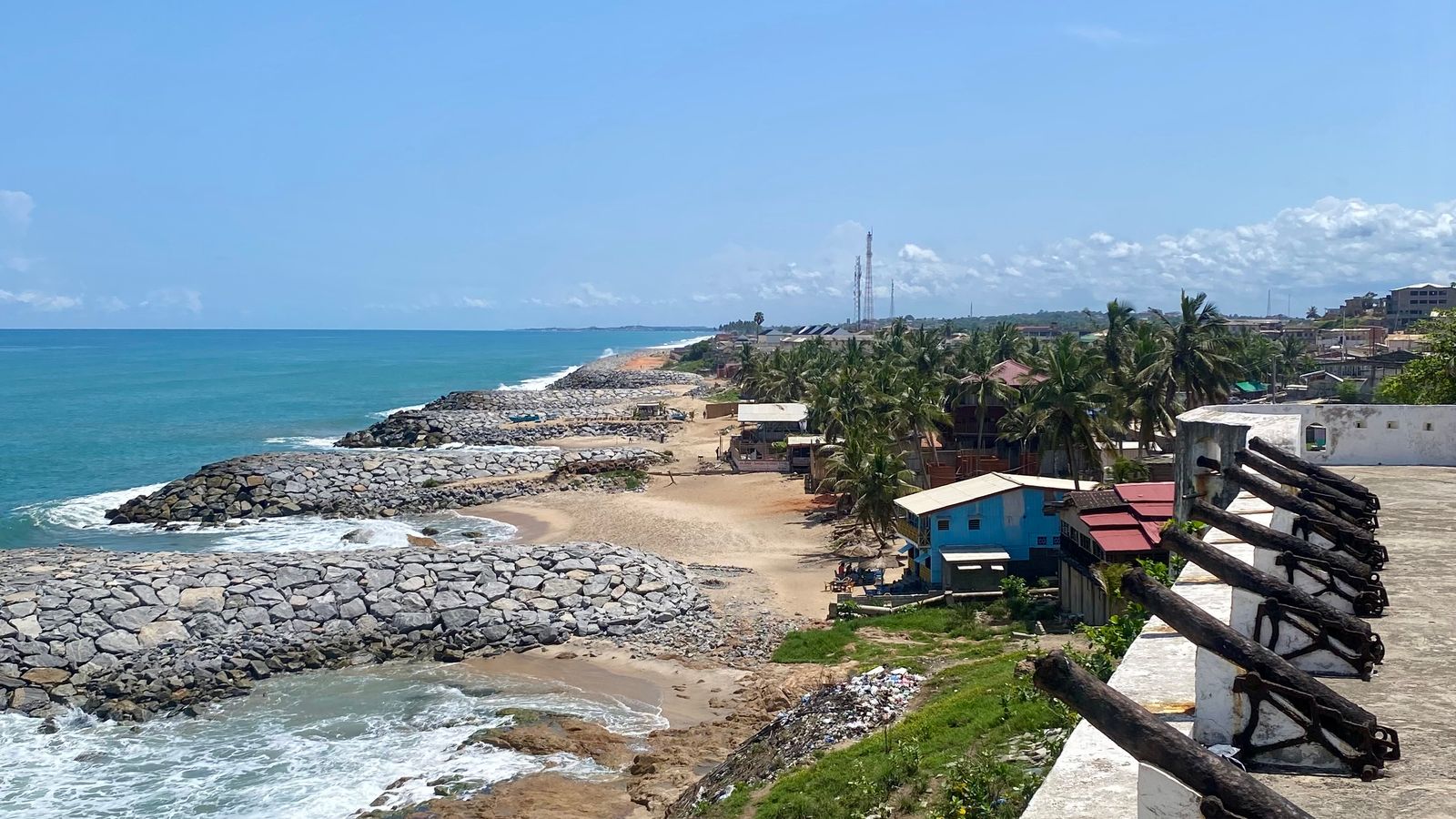 Vista costeira a partir do castelo de Cape Coast, no Gana.