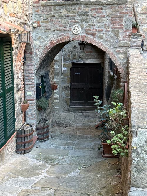 Free Picturesque stone alleyway with rustic charm, perfect for exploring Tuscany's beauty. Stock Photo