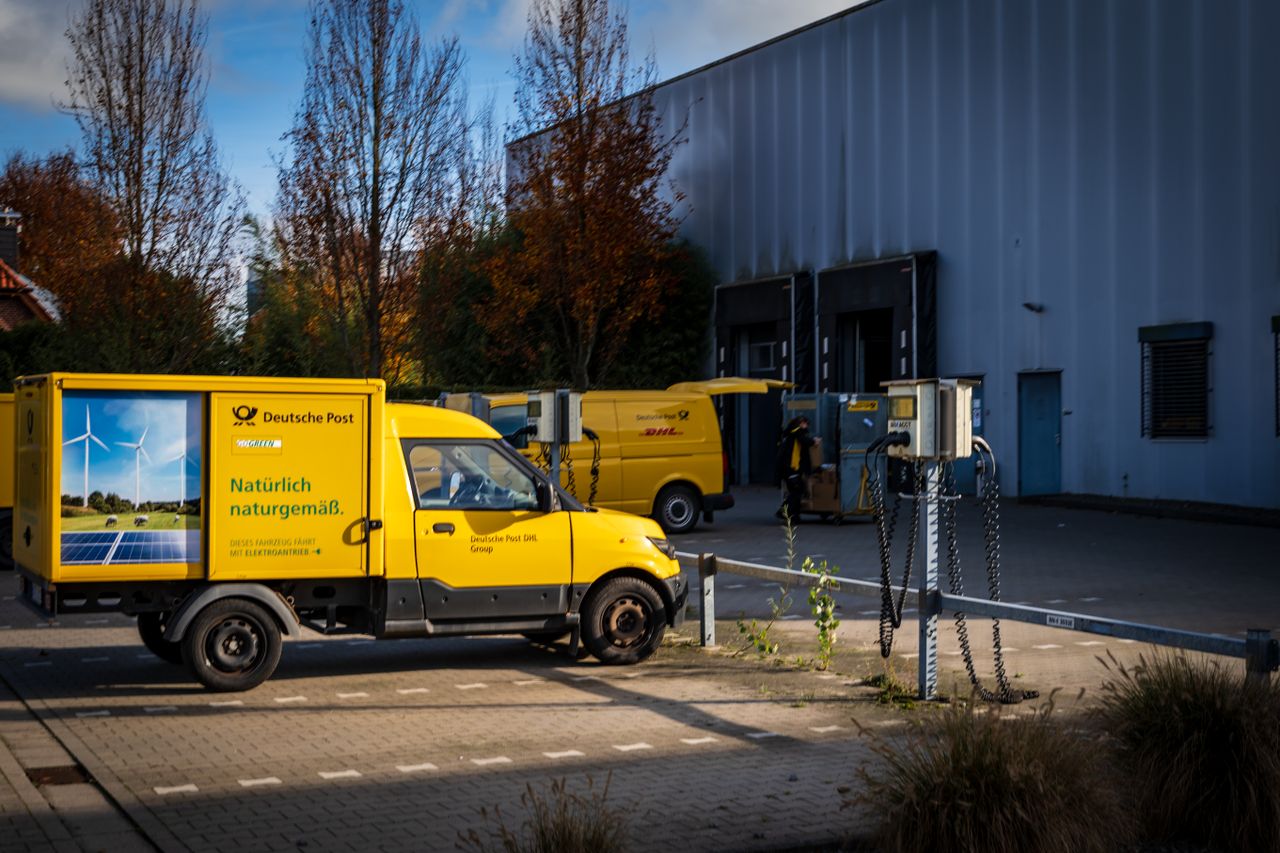 Lieferwagen auf einer Straße als Titelbild für planbaren Fuhrparkservice