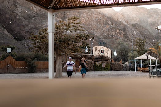 一对夫妇在风景优美的山区度假村散步，一起享受着一个轻松的下午