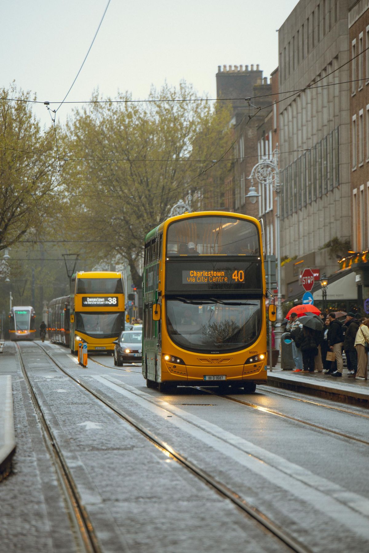 Dublin - autobuze pe stradă într-o zi ploioasă