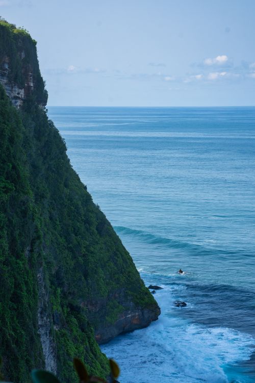 Free Dramatic cliffs overlooking the ocean in Bali, showcasing natural beauty and serenity. Stock Photo