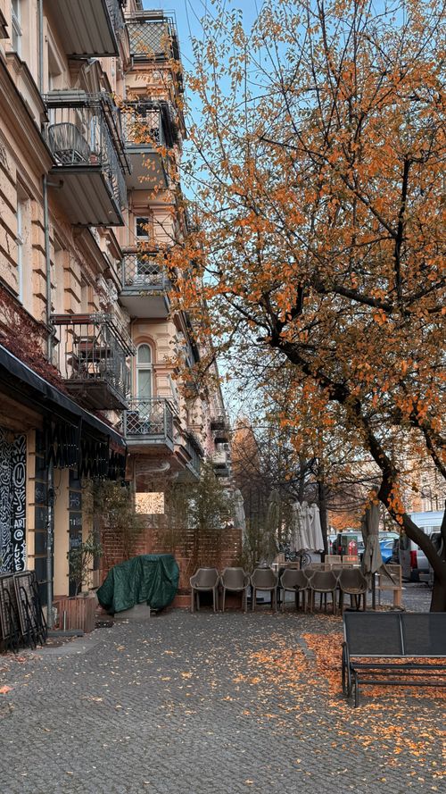 Free Captivating autumn scene in Berlin's Prenzlauer Berg, showcasing historic architecture and vibrant fall foliage. Stock Photo