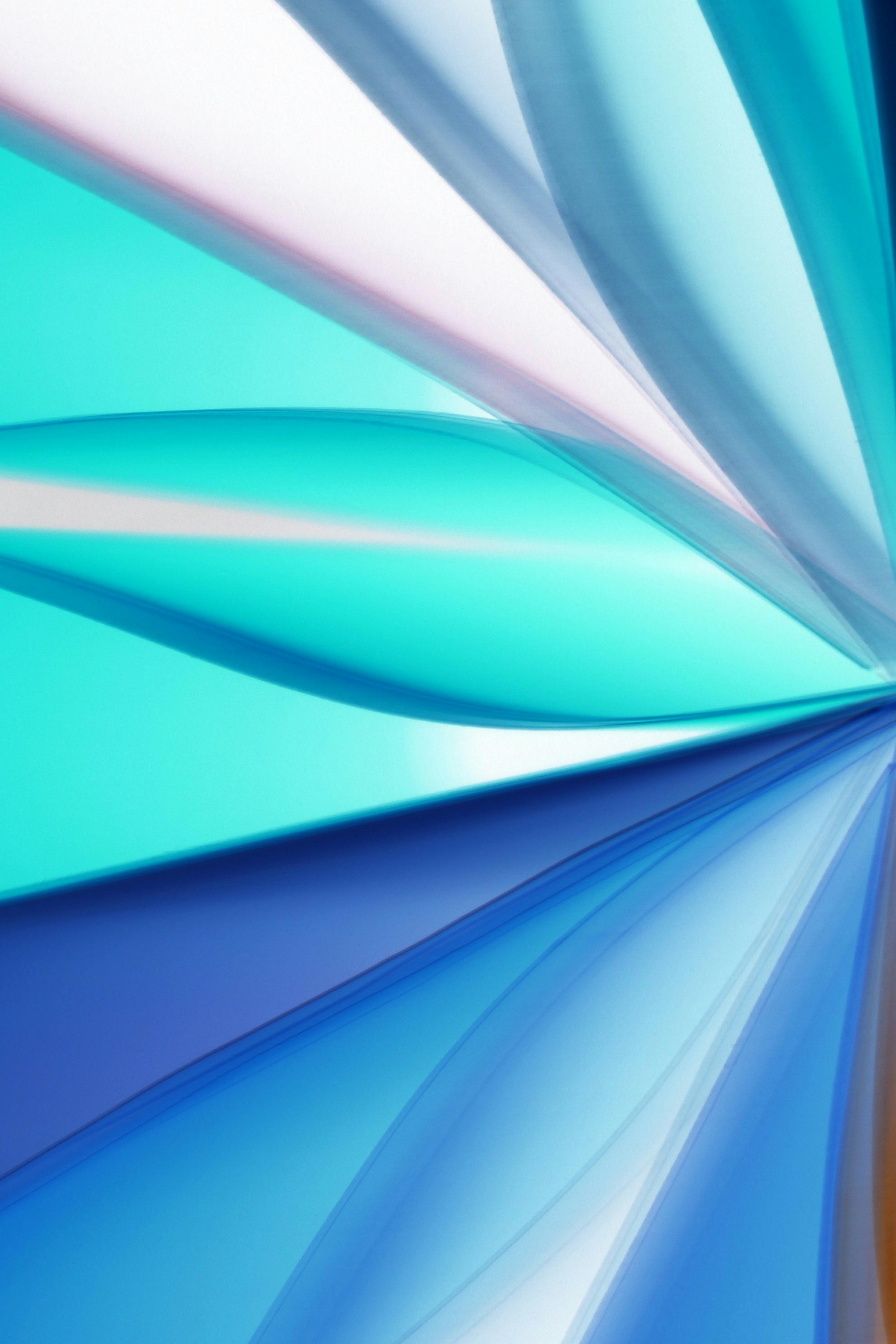 Zadarmo Dynamický abstraktný vzor modrých a tyrkysových svetelných lúčov, ktorý vyjadruje pocit pohybu a energie. Fotka z fotobanky