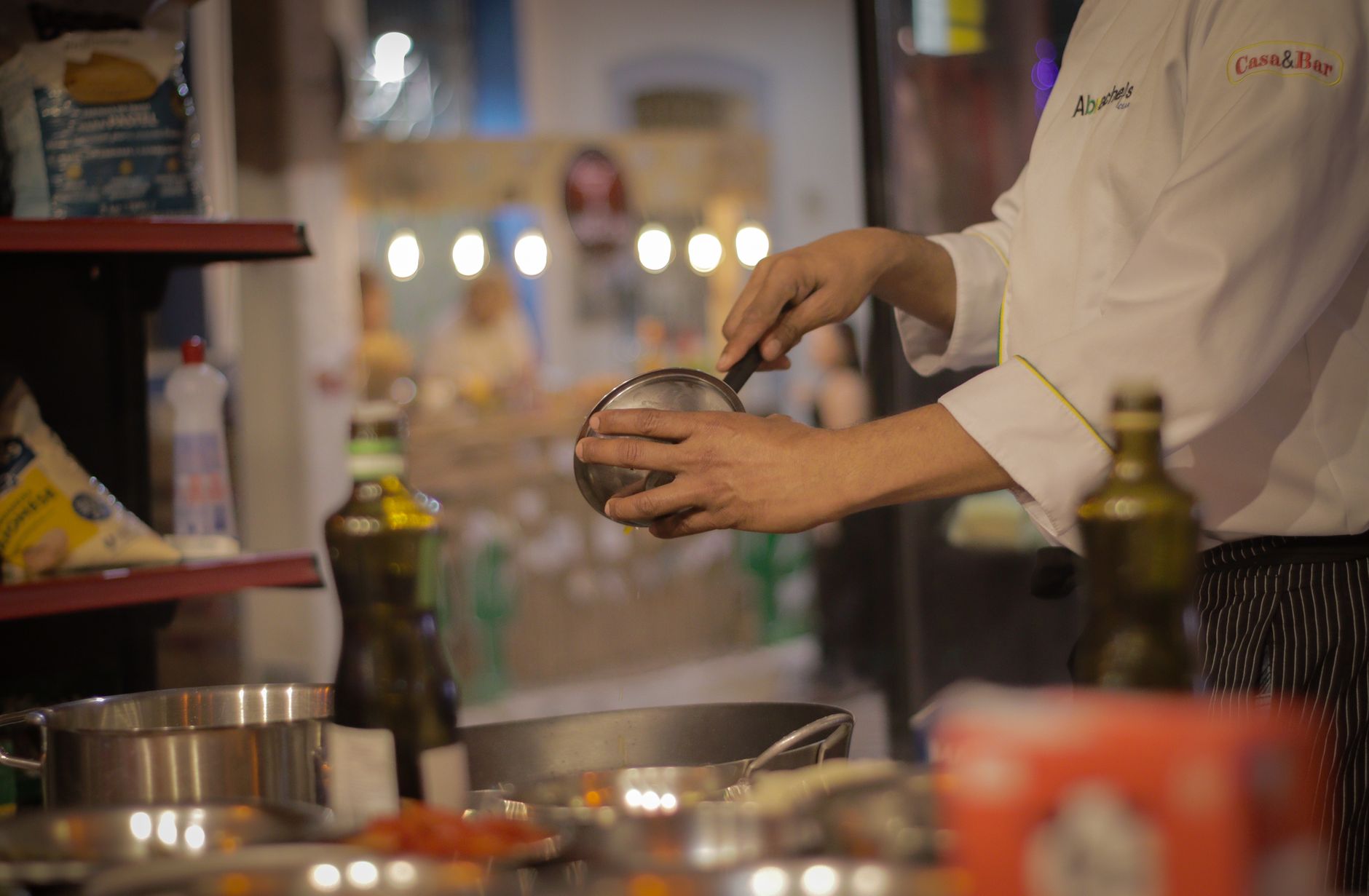Proceso de cocción en una olla. Una olla caliente en la estufa, cocinando una deliciosa receta.