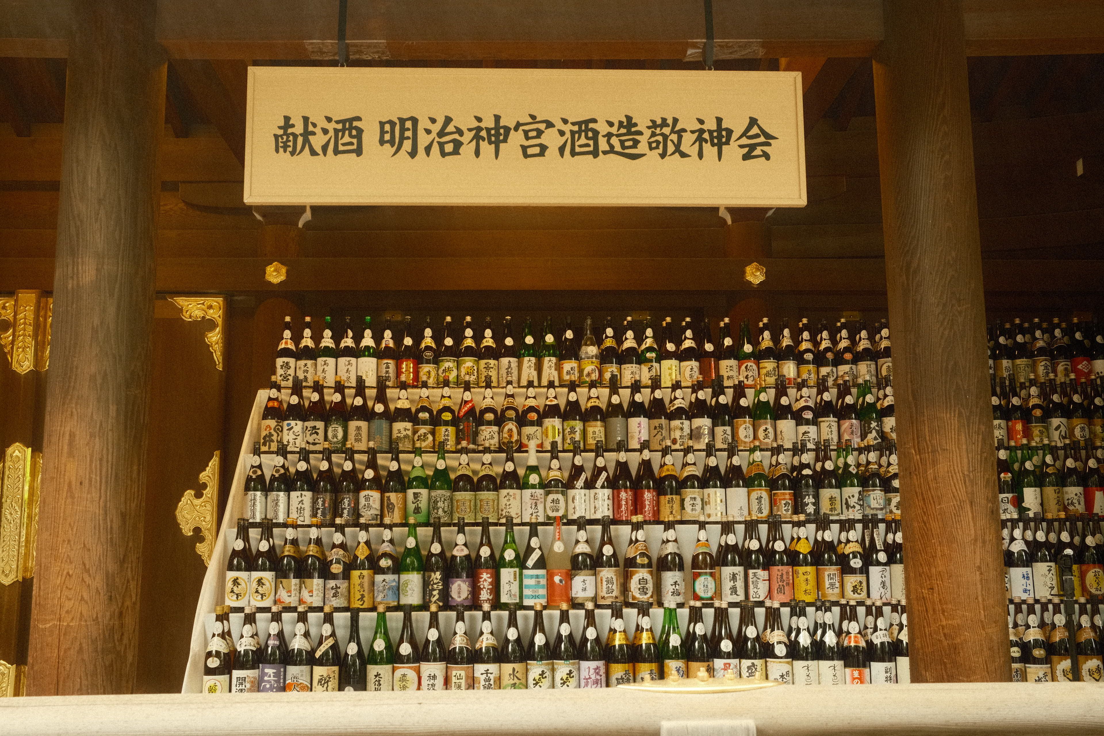 東京の明治神宮にある美しい酒樽の展示。