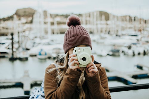 Free Woman Holding a Camera Stock Photo