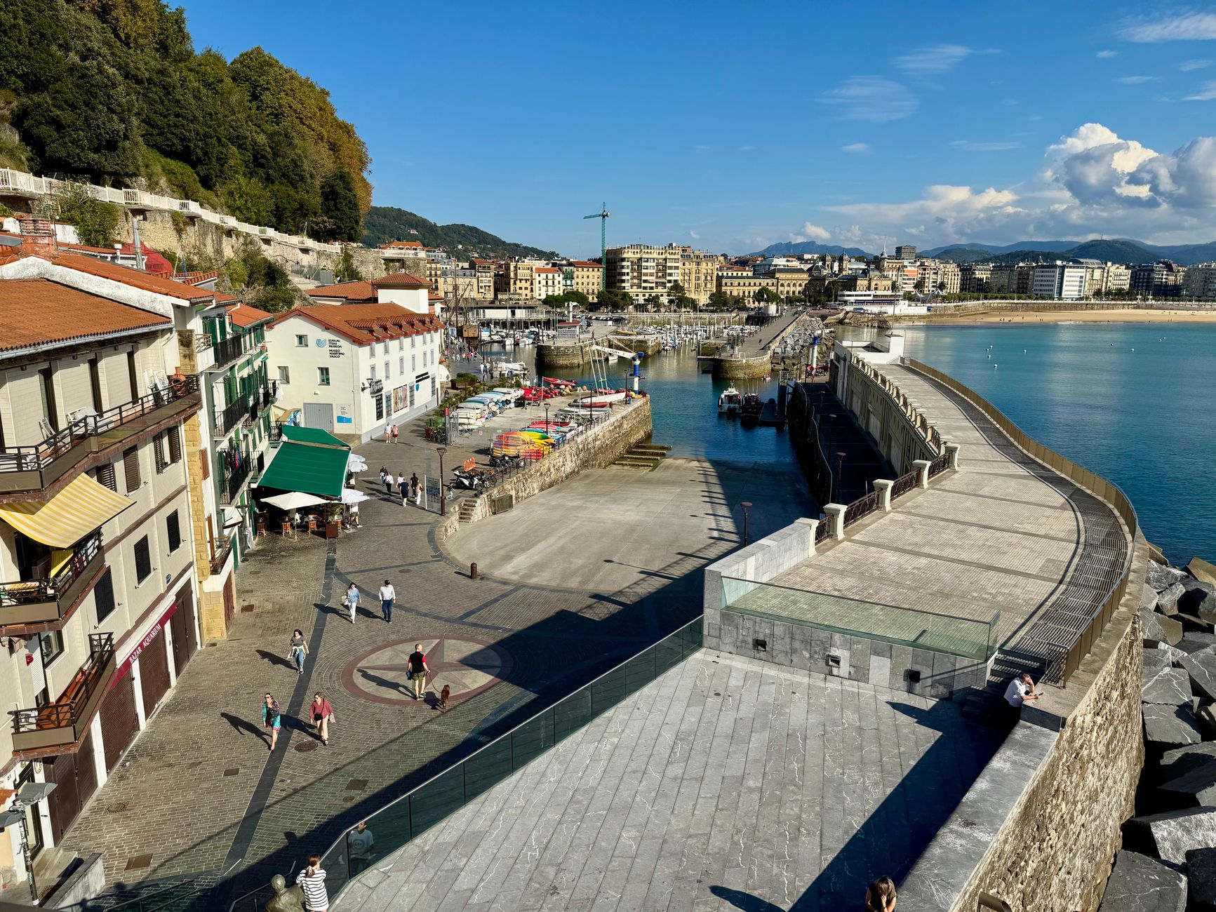 A vibrant bay scene in San Sebastián, capturing coastal architecture and a lively promenade.