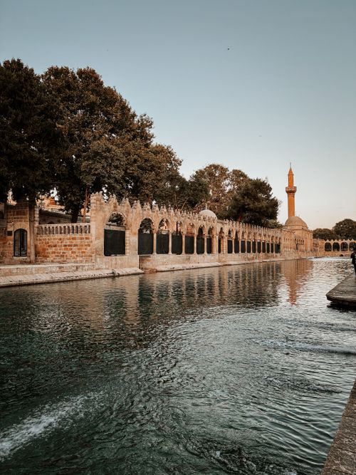 Free Calm waters and historic architecture at Balıklıgöl, a serene spot in Şanlıurfa, Türkiye. Stock Photo