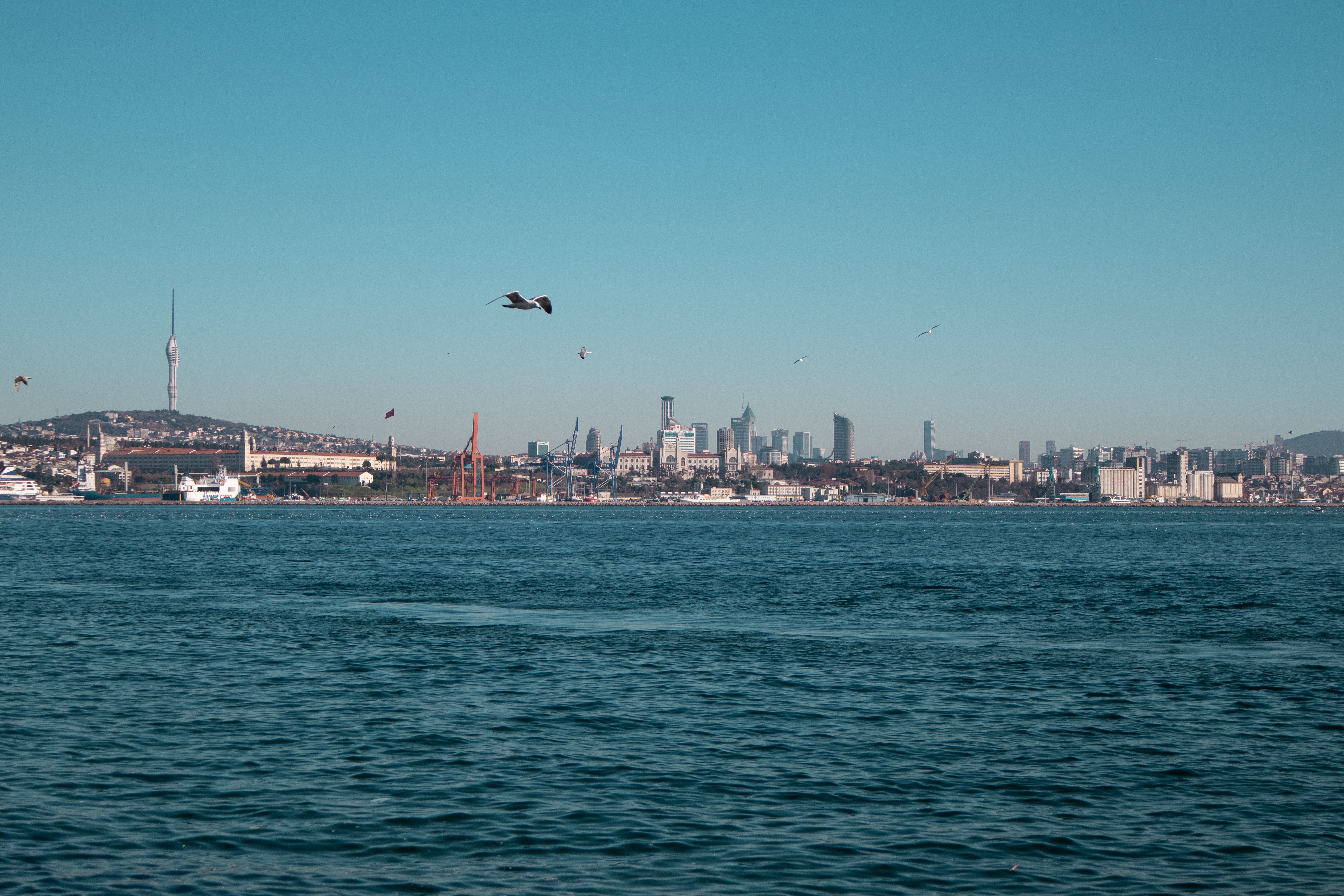Boğaz'dan İstanbul Silüetinin Panoramik Görünümü · Ücretsiz Stok Fotoğraf