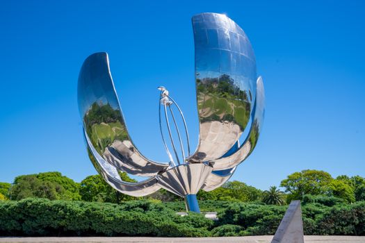 Stunning view of the Floralis Genérica sculpture in Buenos Aires against a clear blue sky.