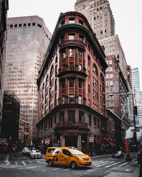 纽约街景的经典特色是历史建筑和标志性的黄色出租车