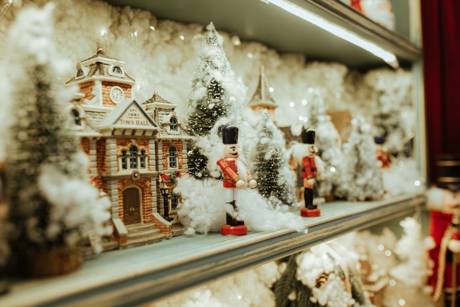 Kerstdorpje met mix van klassieke en moderne elementen. Kerstdorpje met mix van klassieke en moderne elementen.
