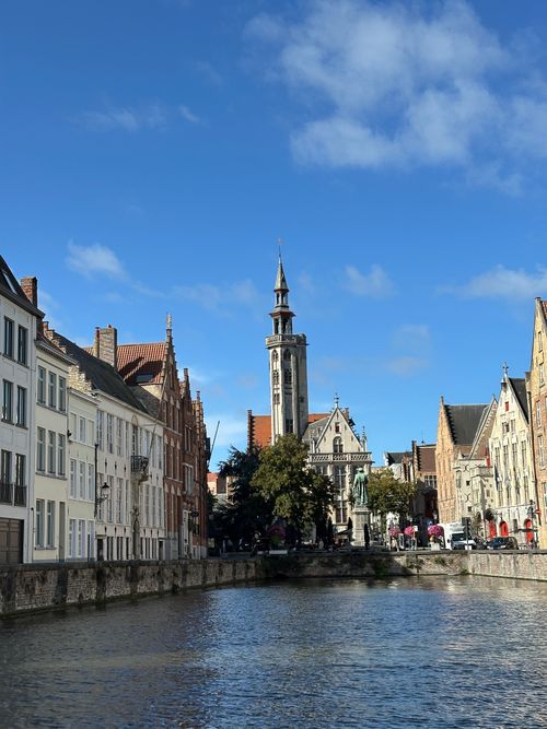 Free Picturesque canal scene in Bruges, showcasing stunning medieval architecture. Stock Photo