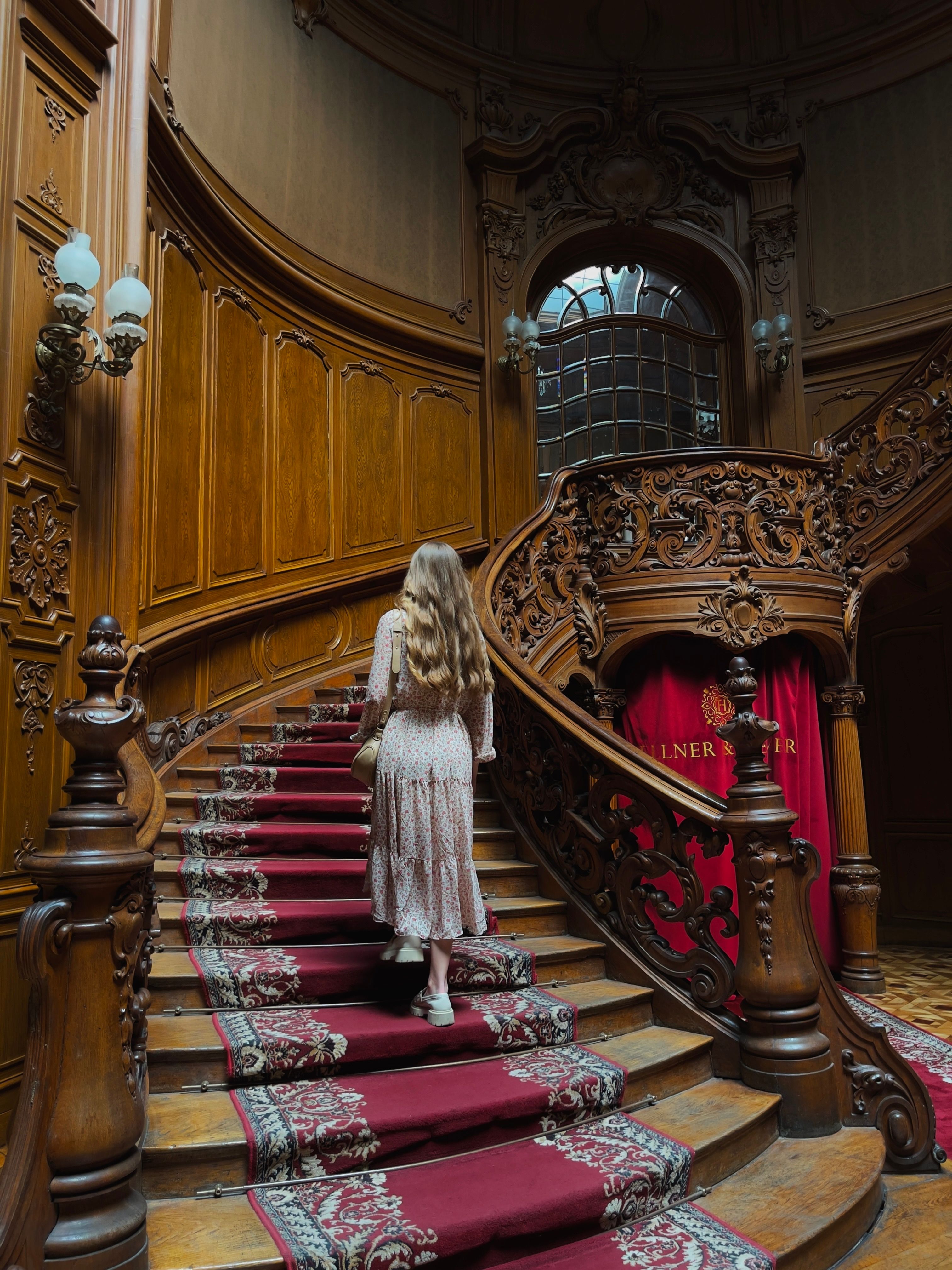 Elegant Grand Staircase in Historic Building Interior · Free Stock Photo