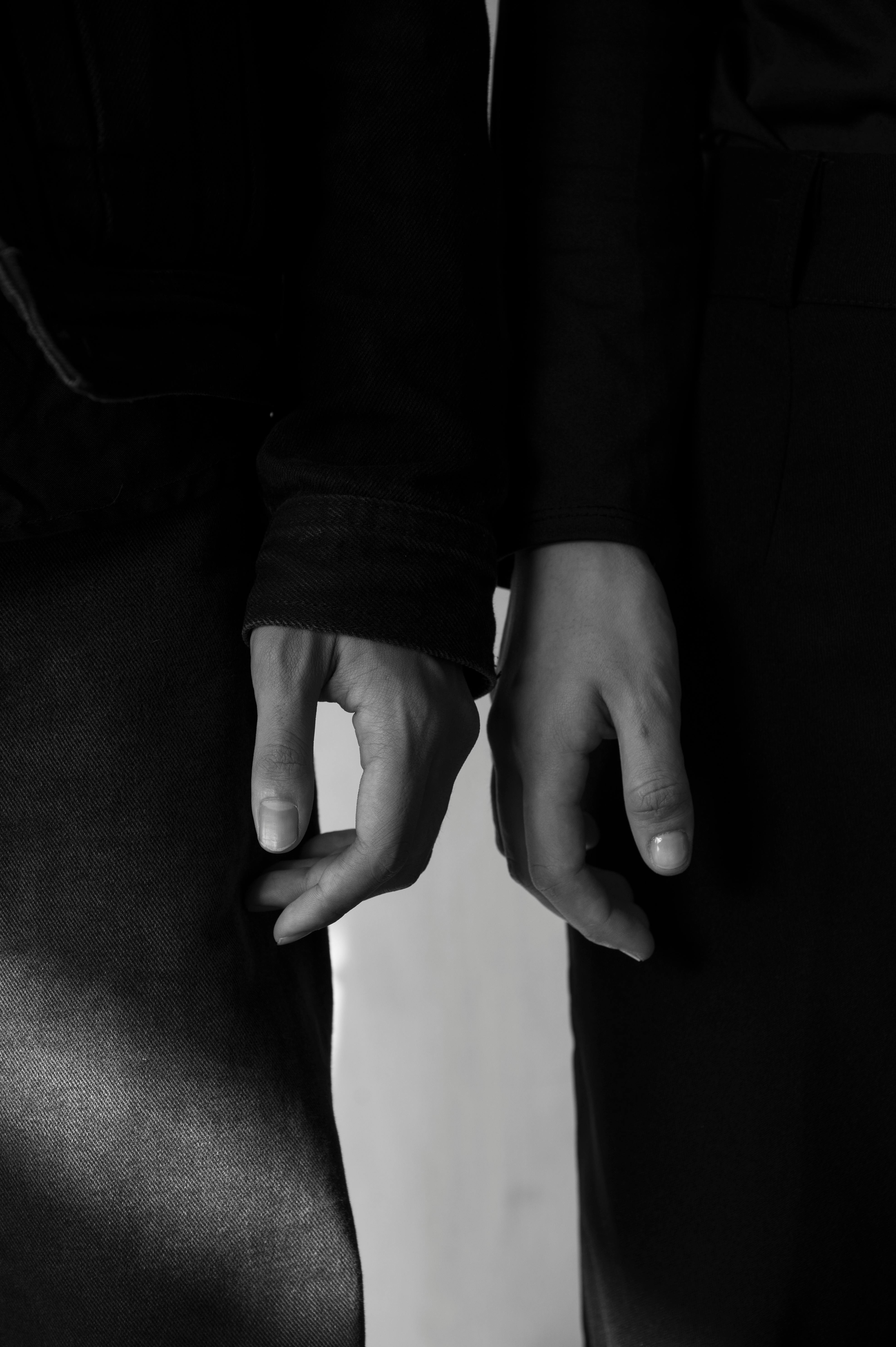 De franc Elegant foto en blanc i negre de dues mans que es toquen, simbolitzant la connexió i la intimitat. Foto d'estoc