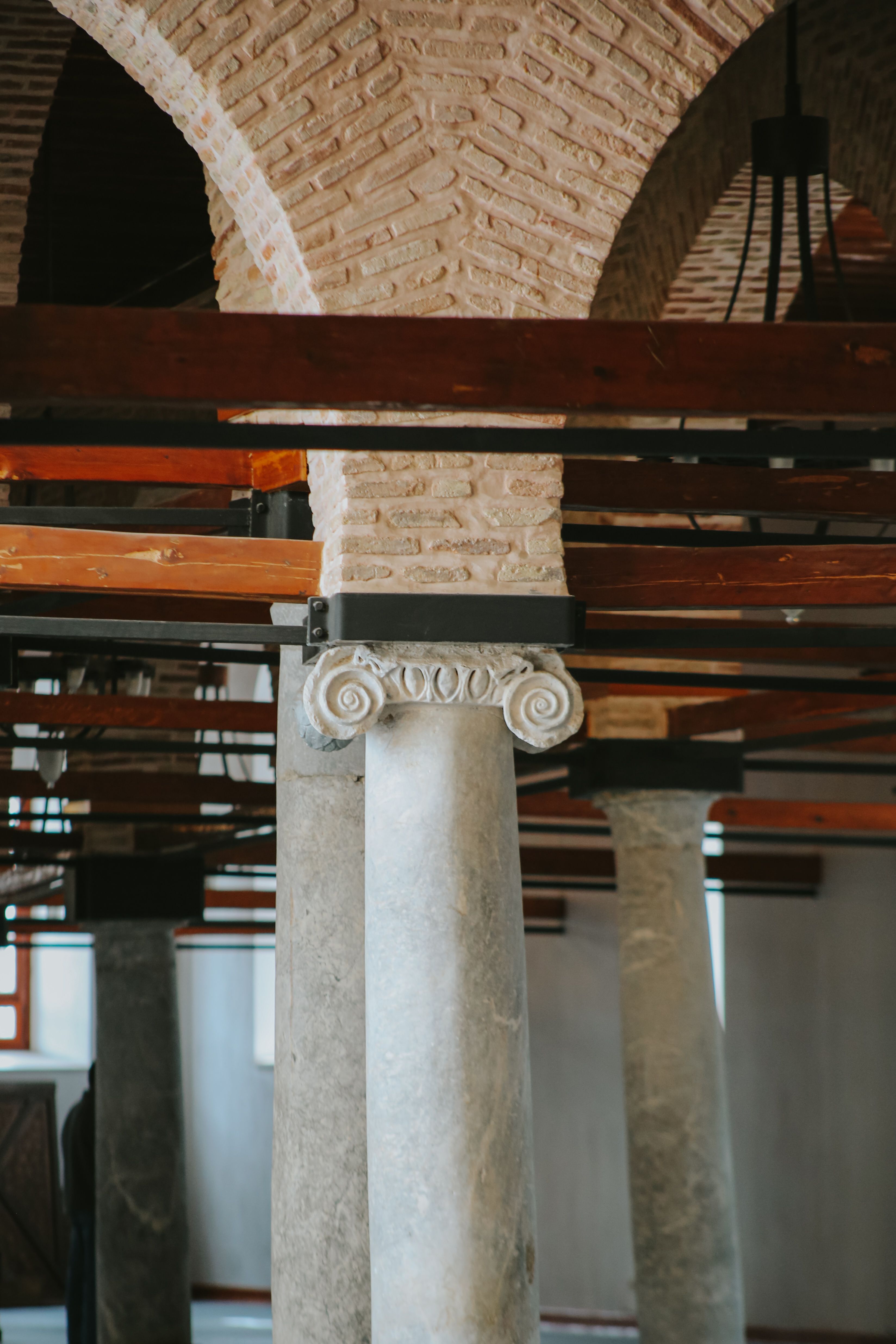 Elegant Roman Architecture with Stone Columns · Free Stock Photo