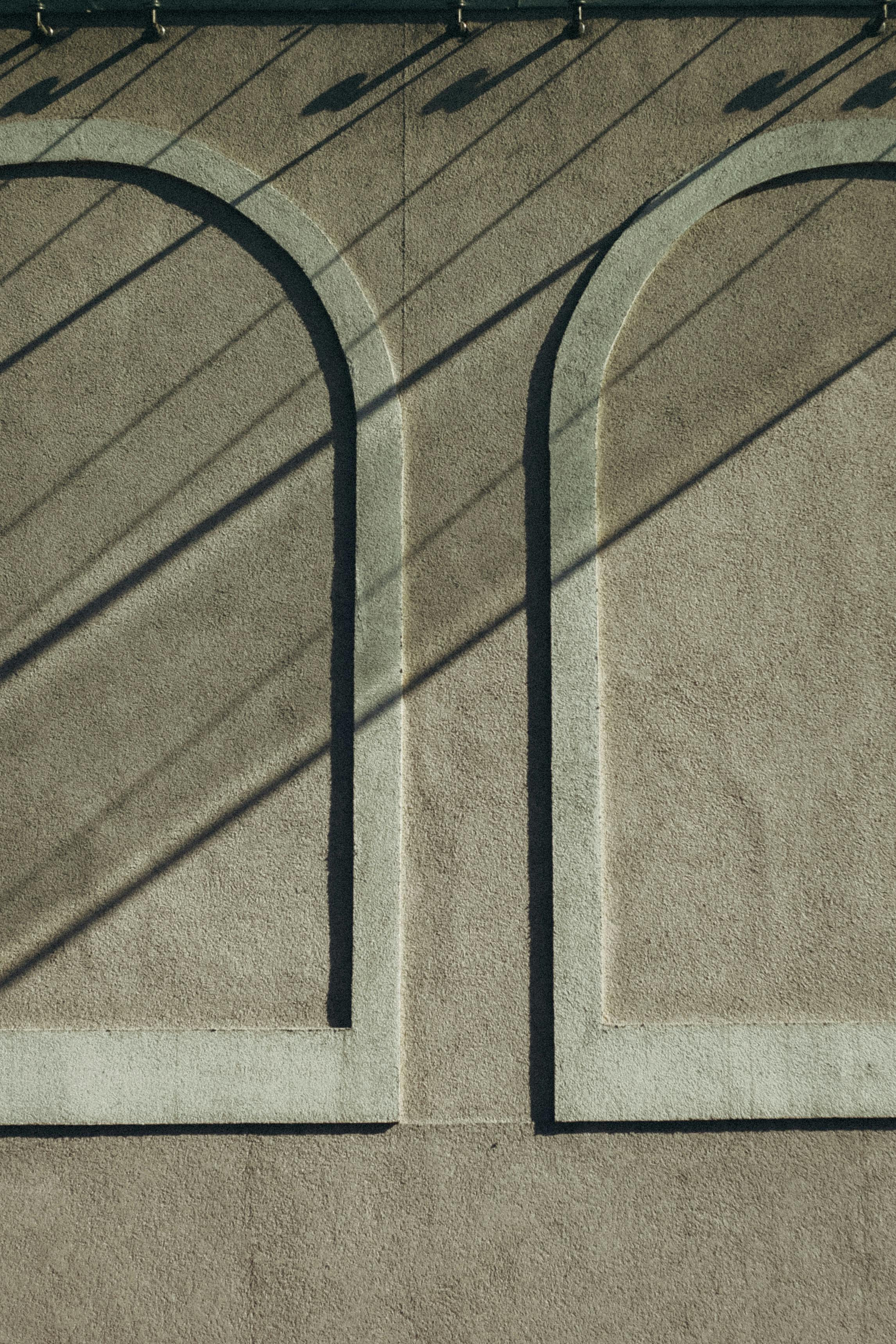 gratis Abstract beeld van een architectonische muur met gebogen randen en dynamische schaduwen. Stockfoto