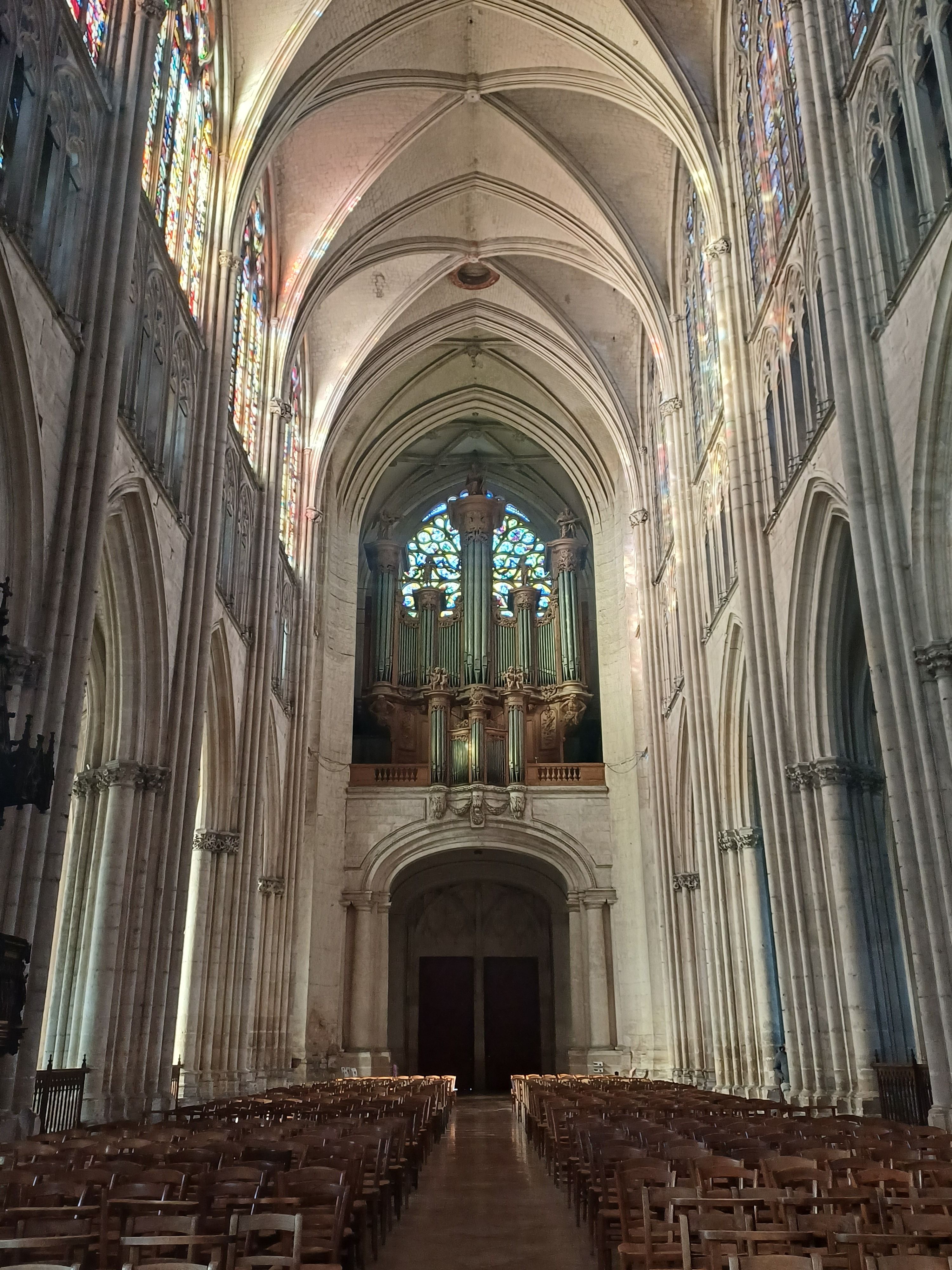 The interior of a cathedral with vaulted ceilings · Free Stock Photo