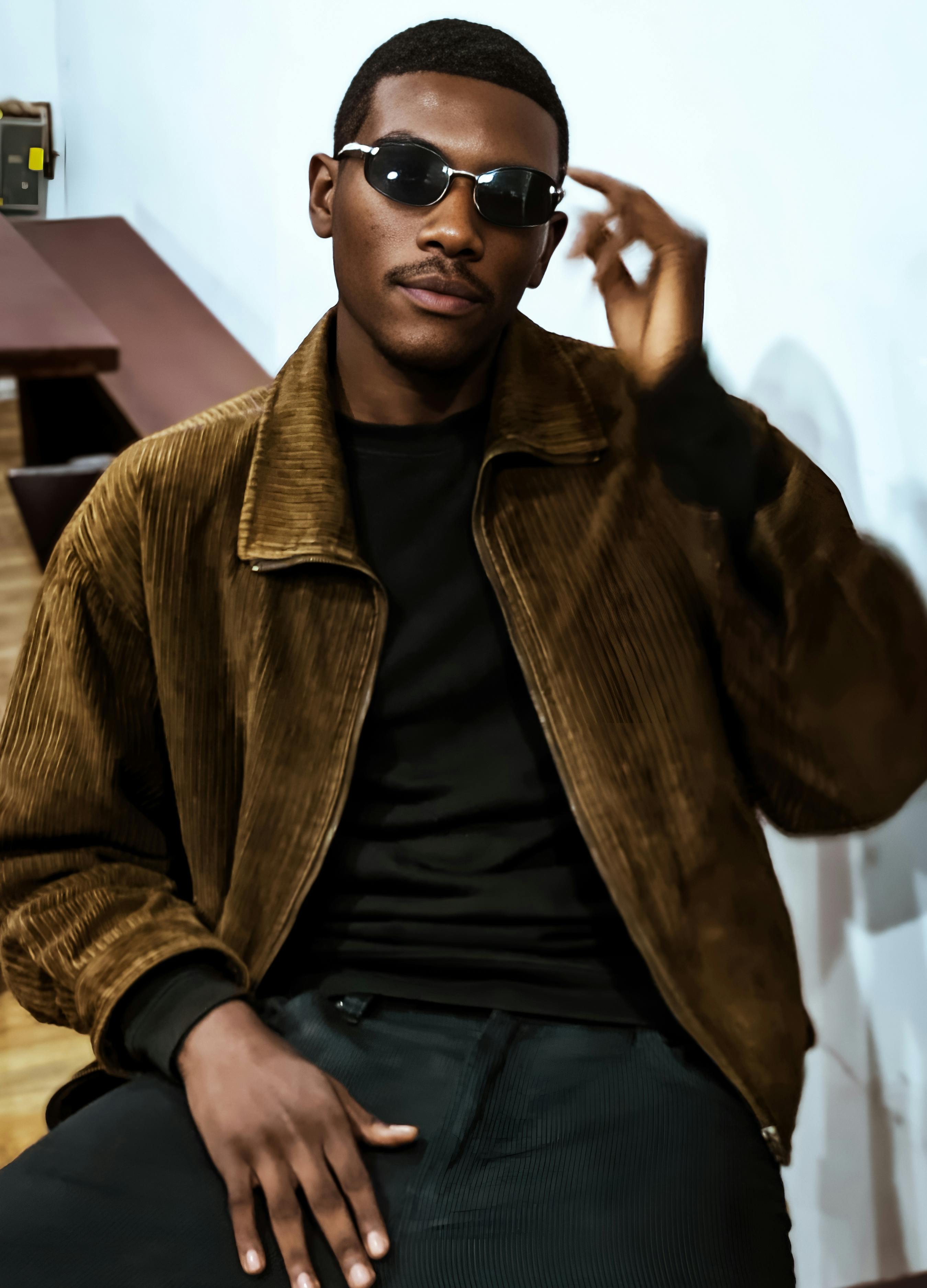 bezplatná Módní modelka pro dospělé nosí sluneční brýle uvnitř, předvádí moderní styl a elegantní vzhled. Základová fotografie