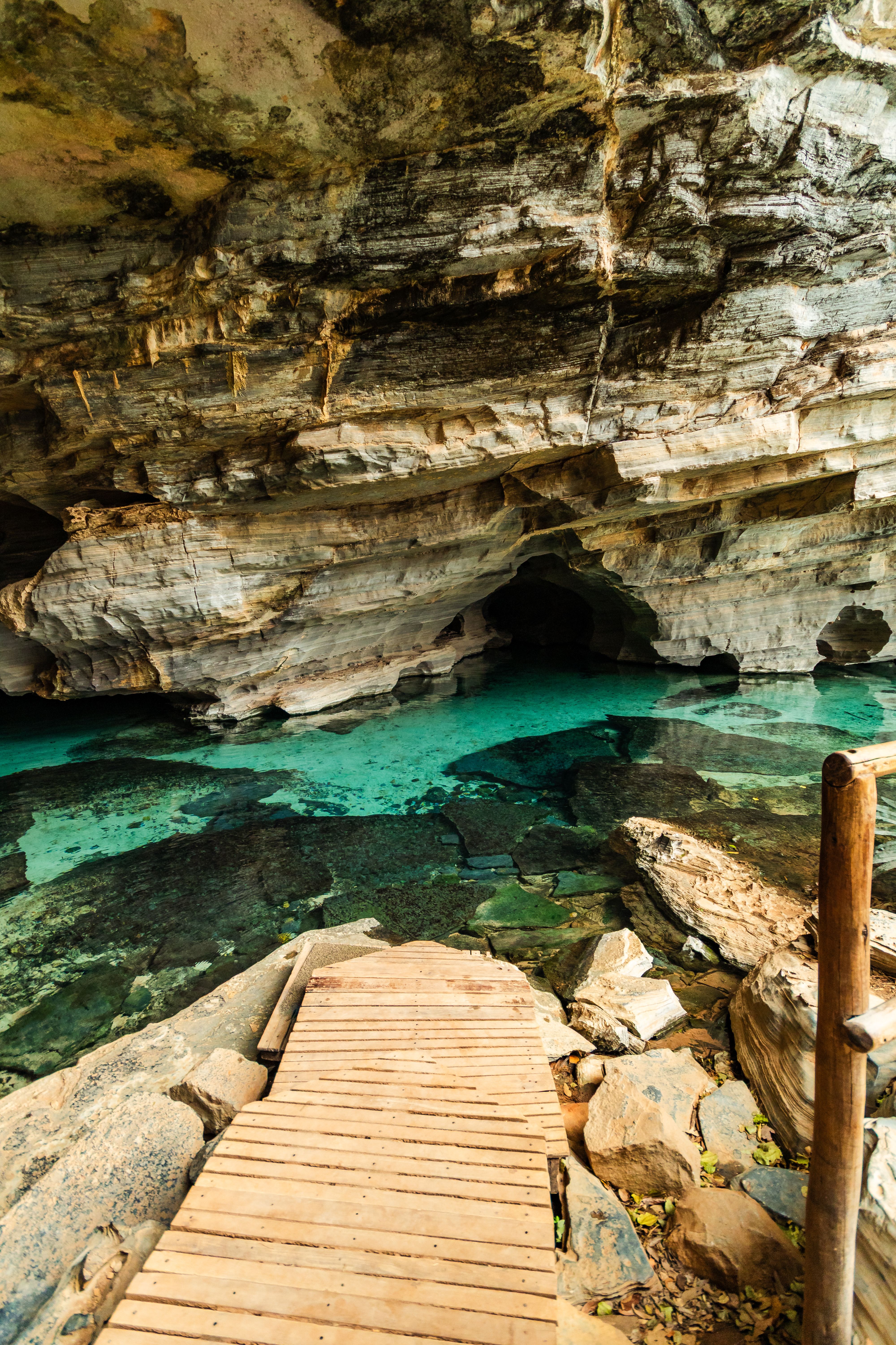 Stunning Geological Rock Formation with Clear Water · Free Stock Photo