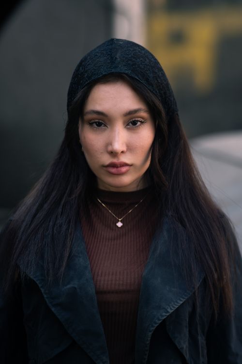 Free Captivating portrait of a woman in Tehran, showcasing modern style with a calm expression. Stock Photo