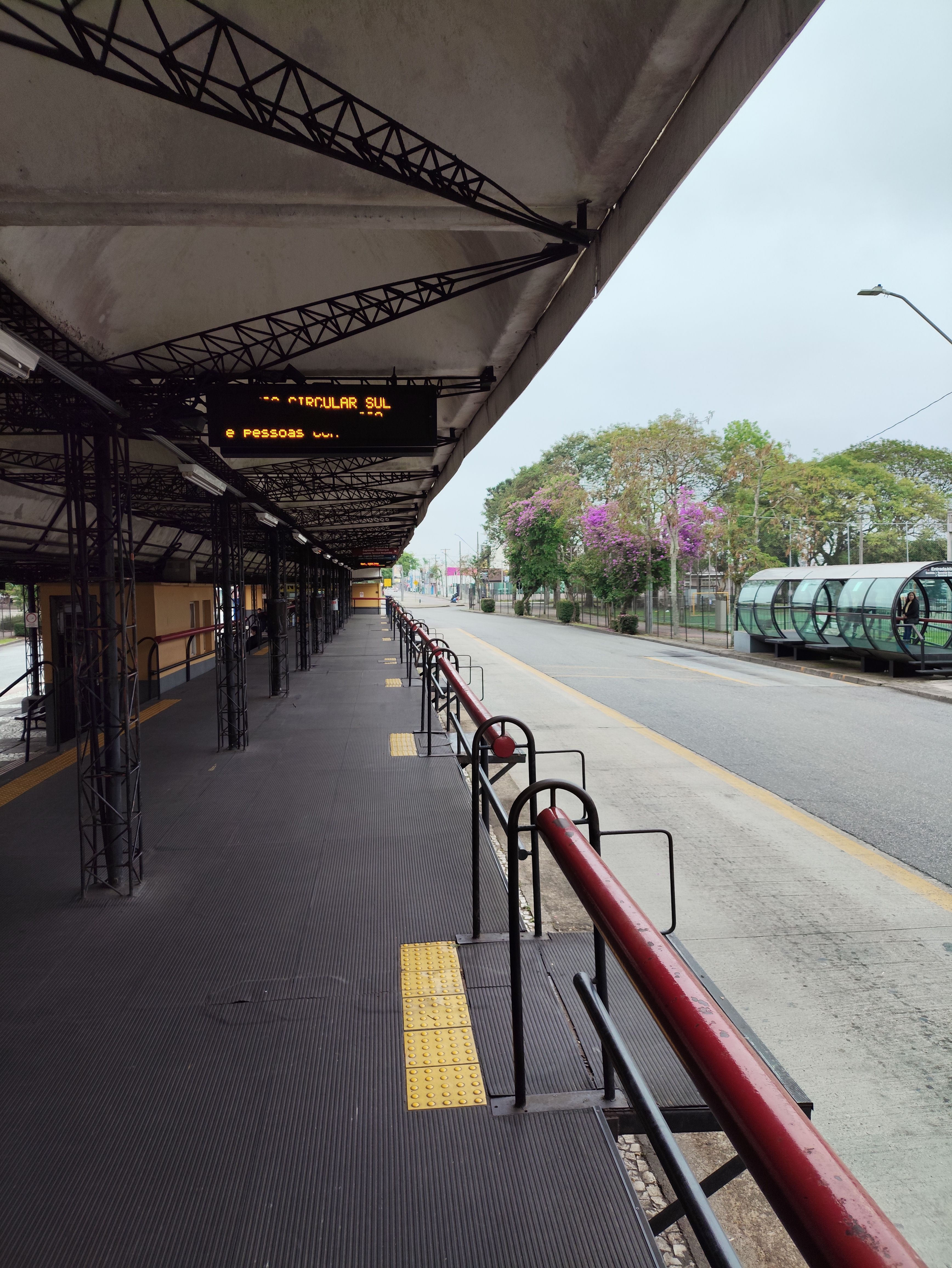 Estação de transporte público de desenho circular em Curitiba