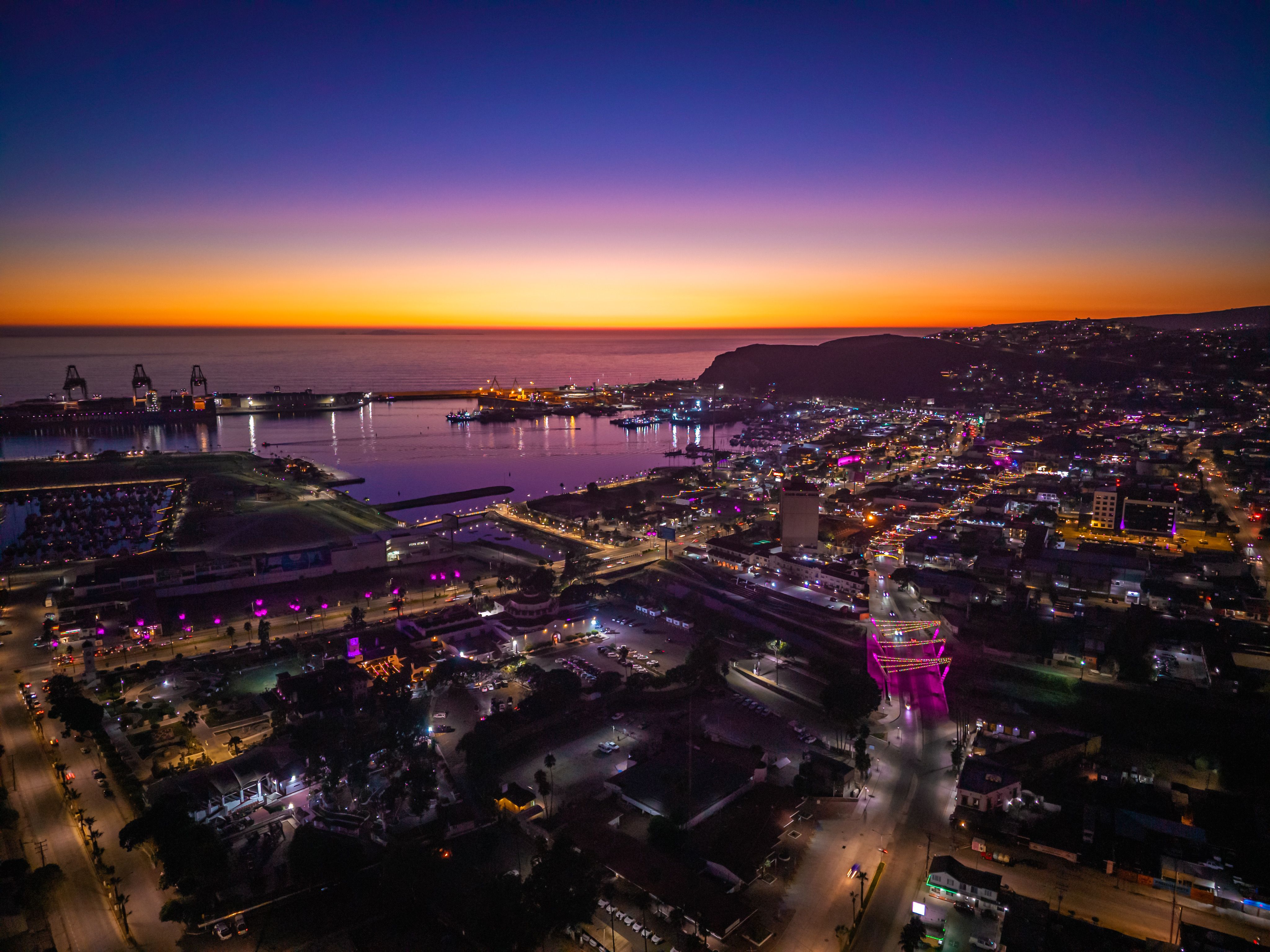 Vibrant Coastal Cityscape at Twilight · Free Stock Photo