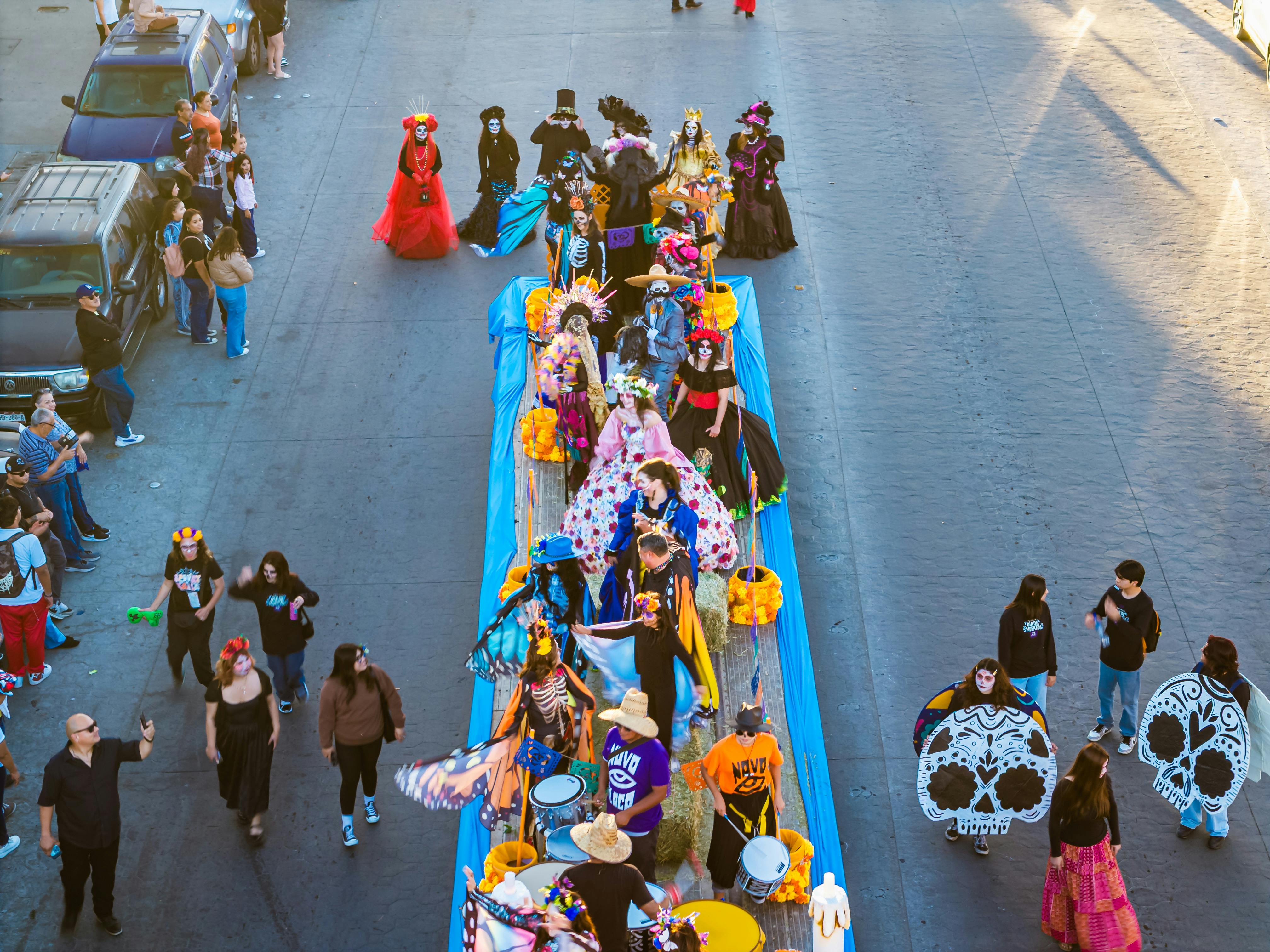 무료 화려한 의상과 생동감 넘치는 퍼레이드로 죽음의 날을 축하합니다. 스톡 사진