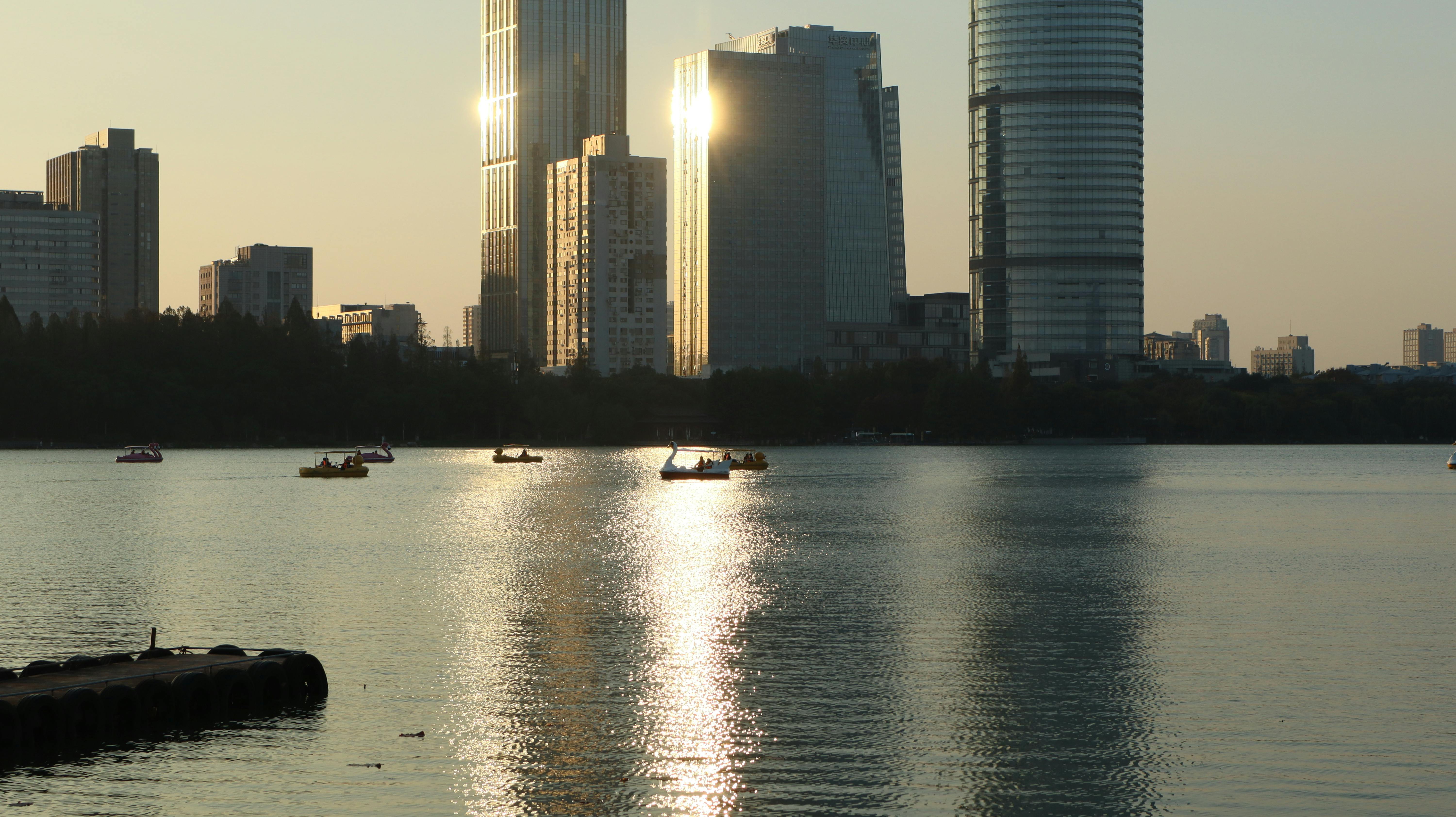 高雄從港灣到湖畔的蛻變：科技、運動與生活交織的新城市藍圖