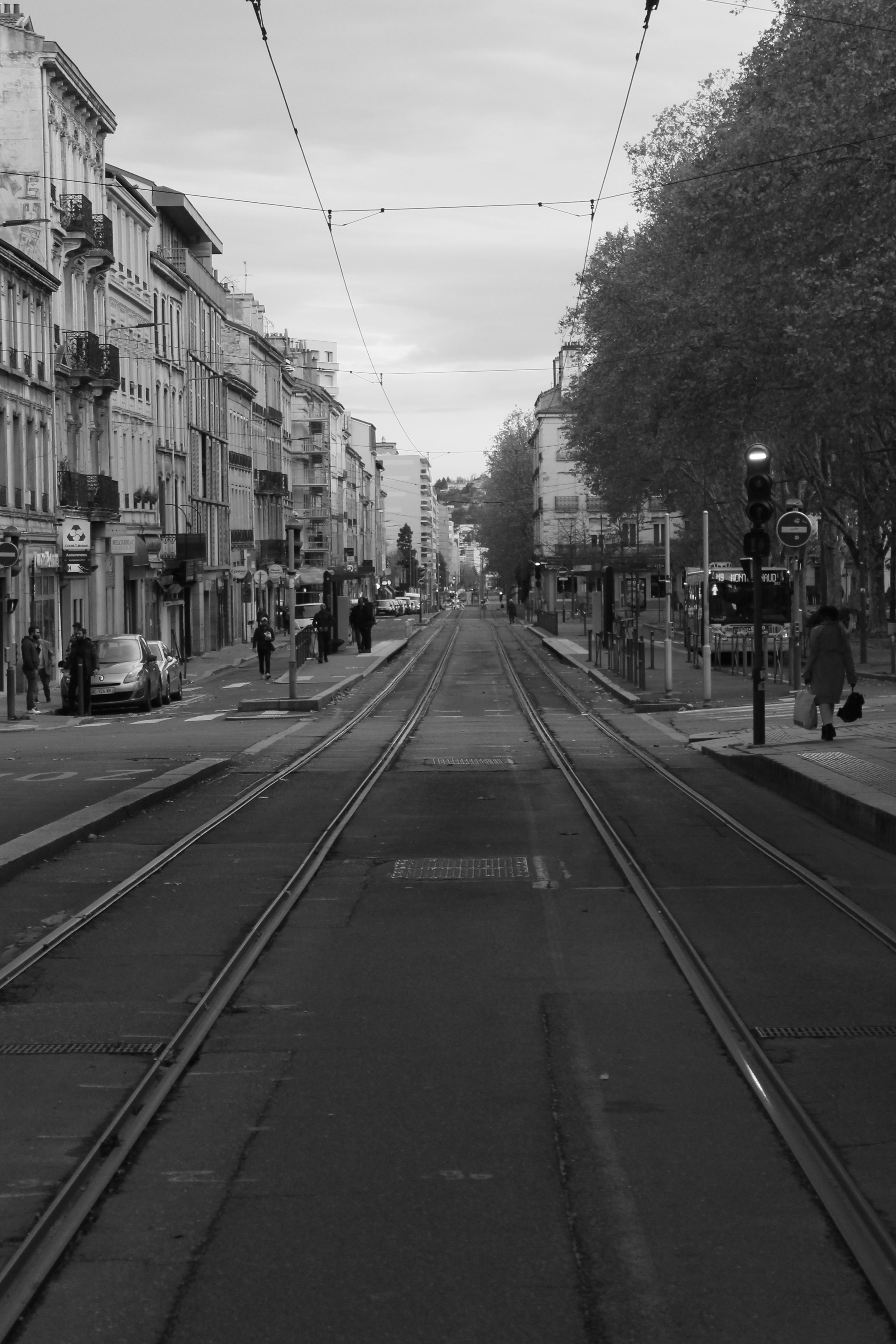 How to find quiet frames in a busy city walk — can one-point perspective work in crowded places?