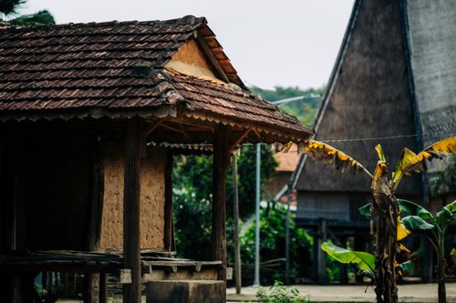 Free Charming traditional wooden house in Kon Tum, Vietnam, showcasing rural architecture amidst lush greenery. Stock Photo