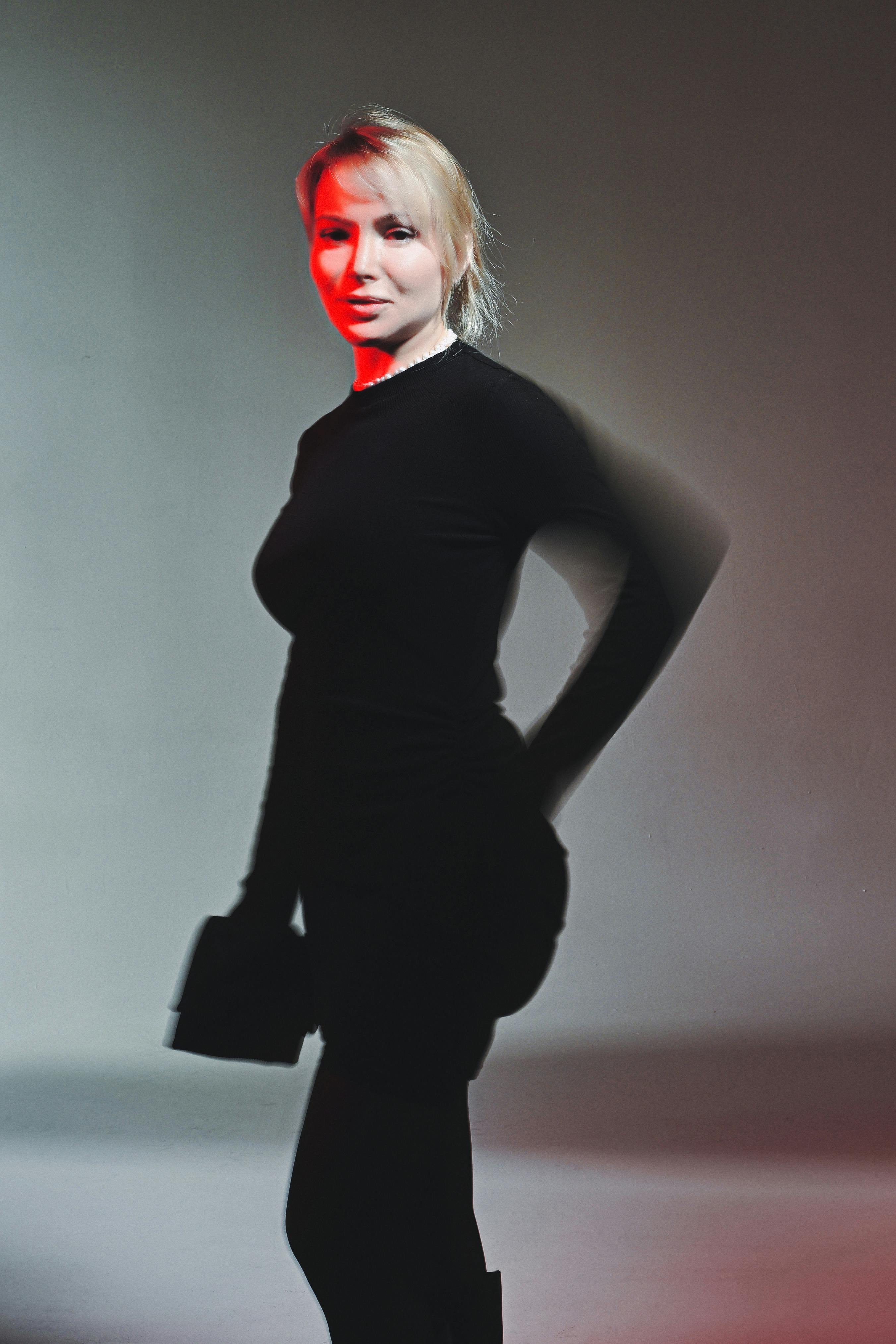 Gratis Elegante retrato de una mujer adulta con un dramático efecto de iluminación roja. Foto de stock