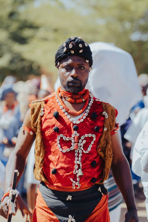 Free Portrait of man in colorful traditional tribal attire during a vibrant outdoor cultural ceremony. Stock Photo