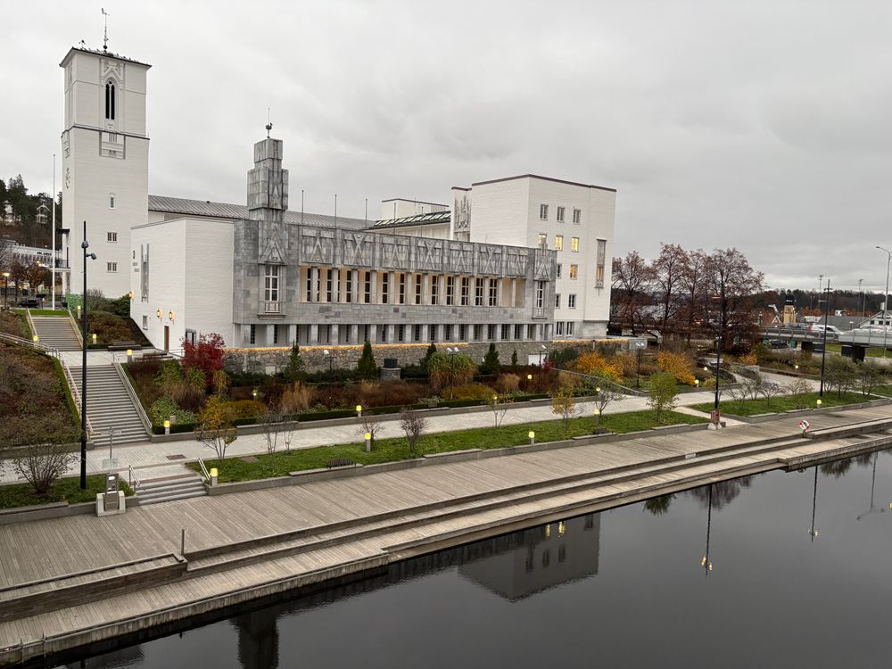 Modern Riverside Building Modern Riverside Building with Reflective Water · Free Stock Photo
