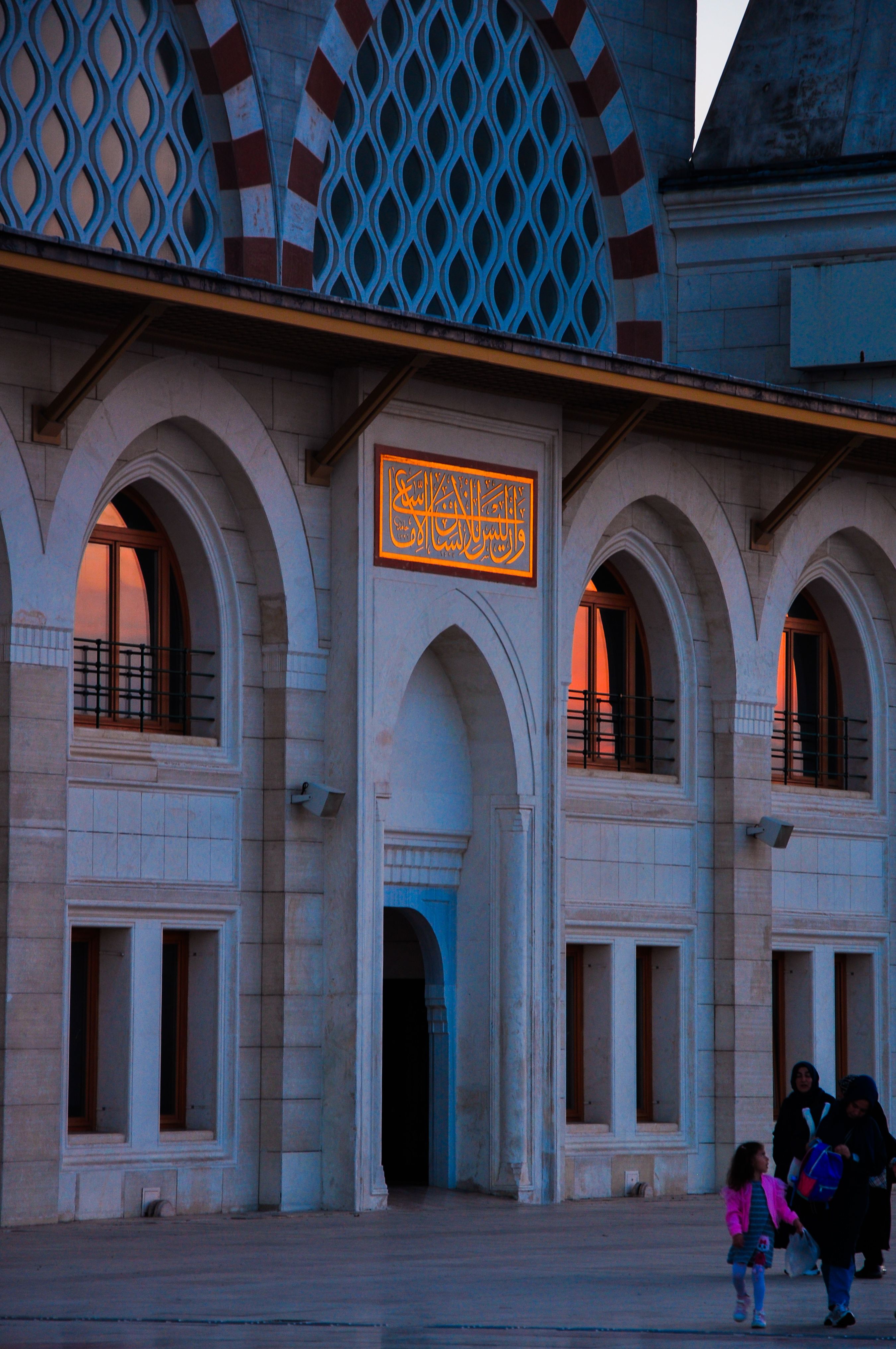 Beautiful Mosque Facade at Sunset with Visitors · Free Stock Photo