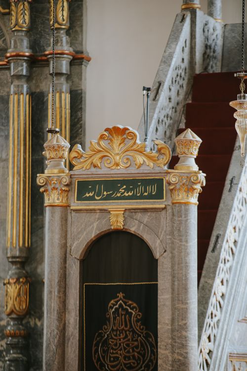 Free Elegant mosque interior featuring intricate Islamic designs and Arabic calligraphy. Stock Photo