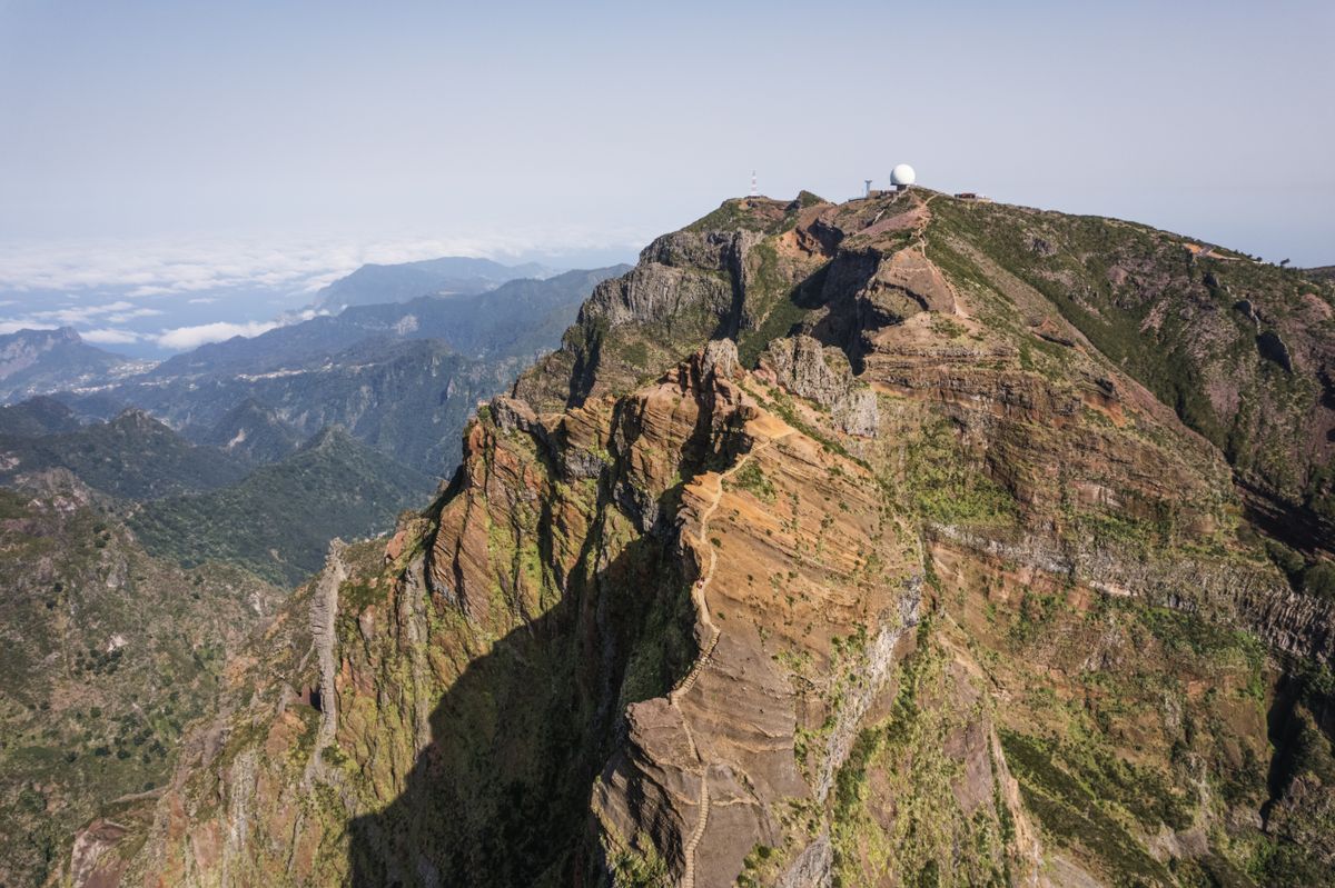 Ridge trail at Pico do Arieiro