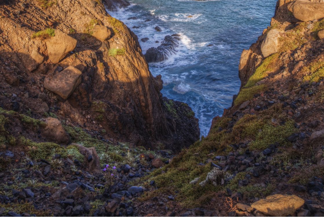 Cliffside R Using Waves Dramatic Rocky Cliffside with Ocean Waves · Free Stock Photo
