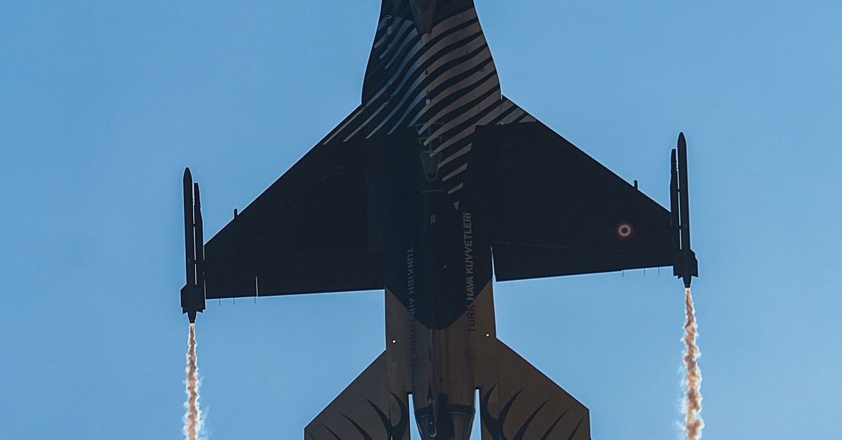 Dynamic Jet Aircraft Performing Aerial Maneuvers · Free Stock Photo