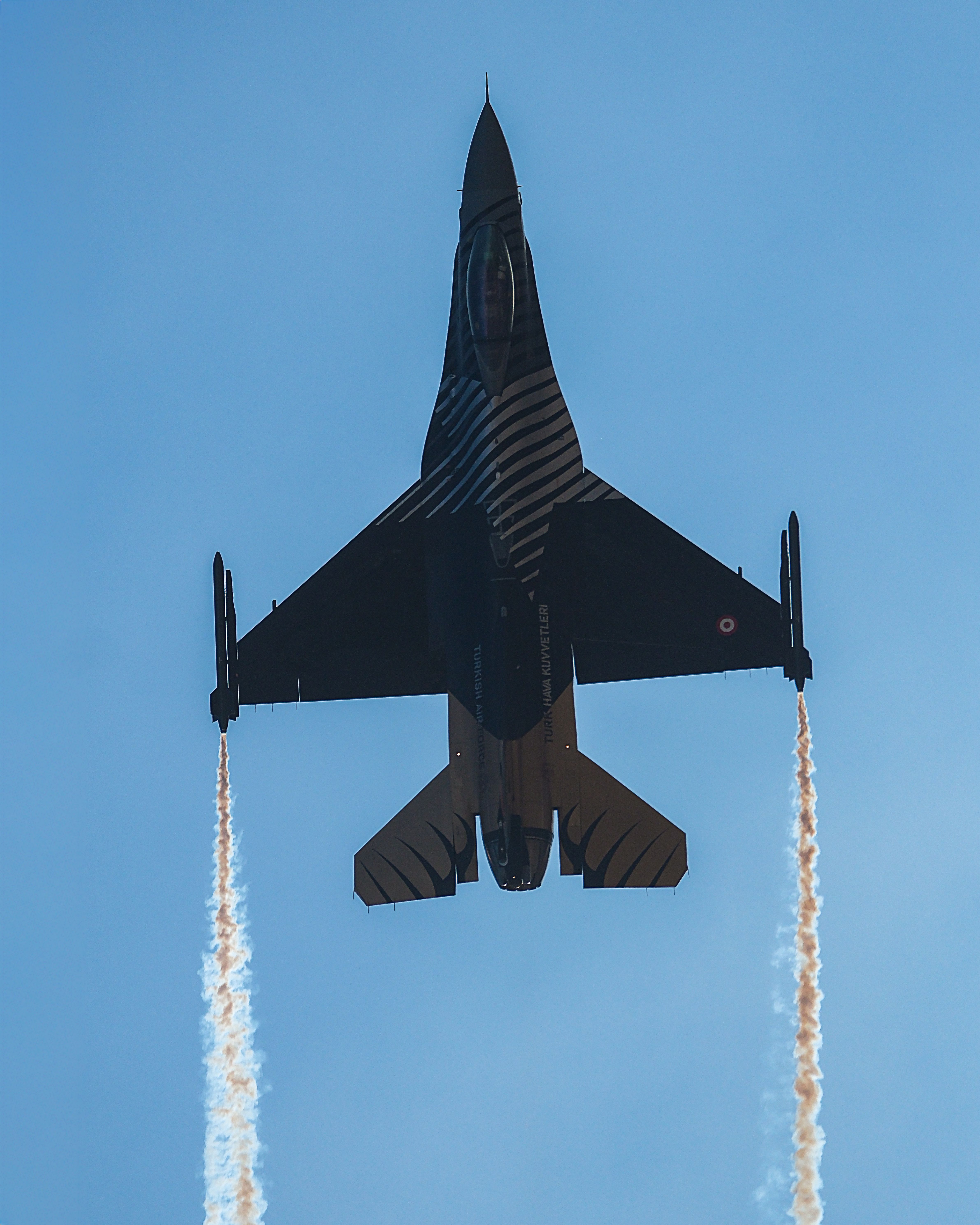Dynamic Jet Aircraft Performing Aerial Maneuvers · Free Stock Photo