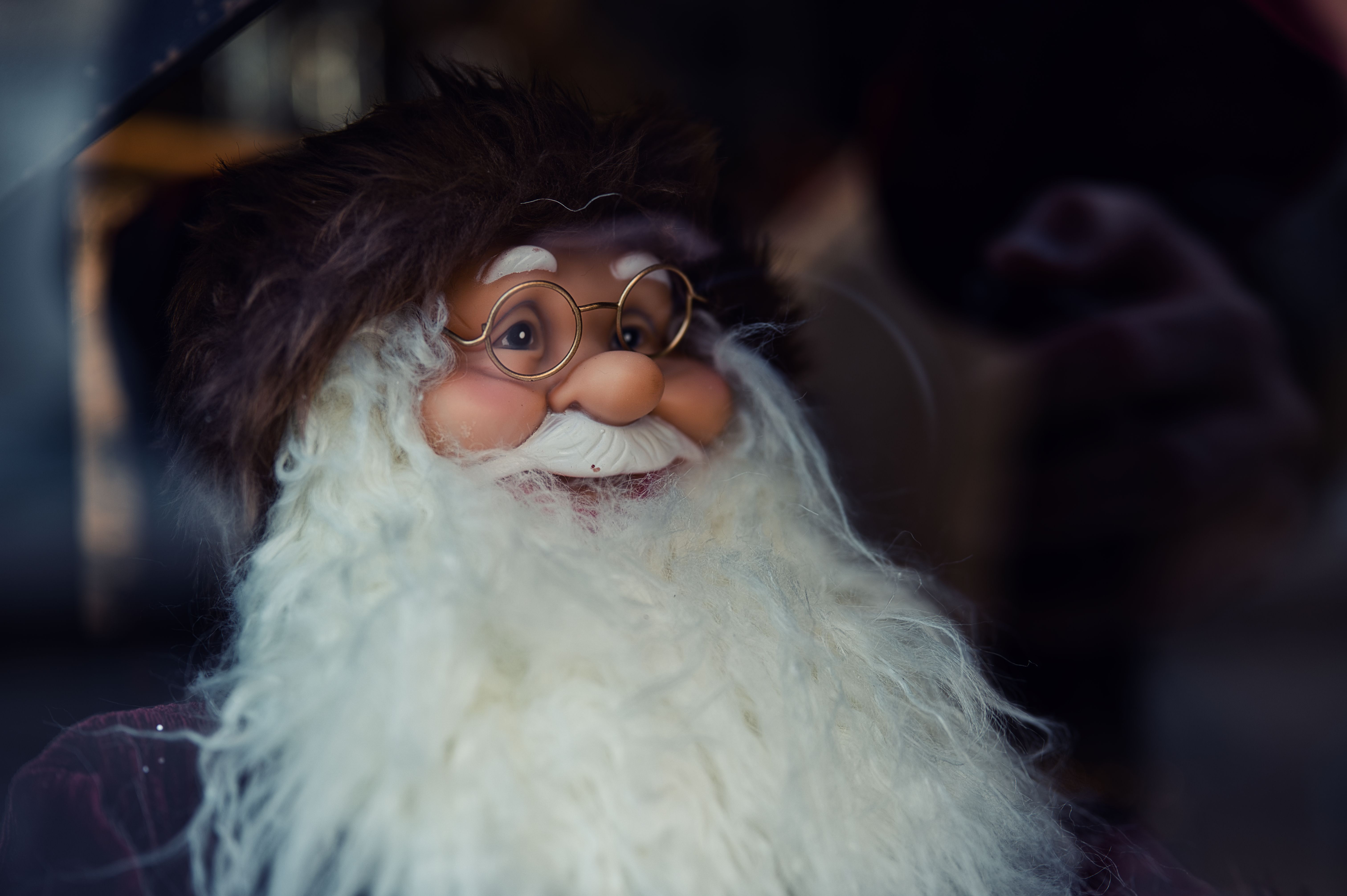 Zadarmo Detailný záber na realistickú bábiku Santa Clausa s bielou bradou a okuliarmi, ideálnu na vianočnú výzdobu. Fotka z fotobanky