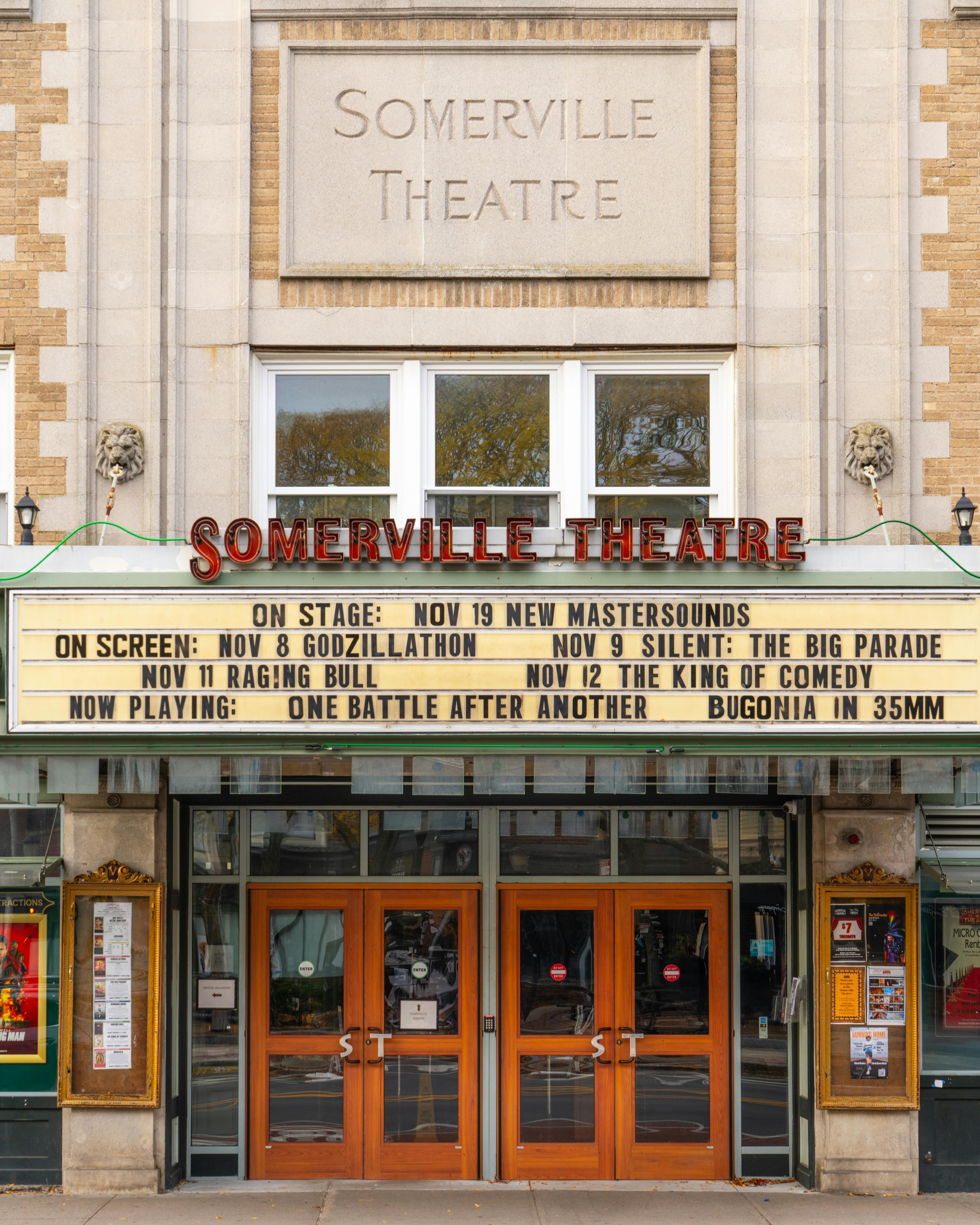 Gratis Vista de la fachada del Teatro Somerville destacando los próximos eventos. Foto de stock