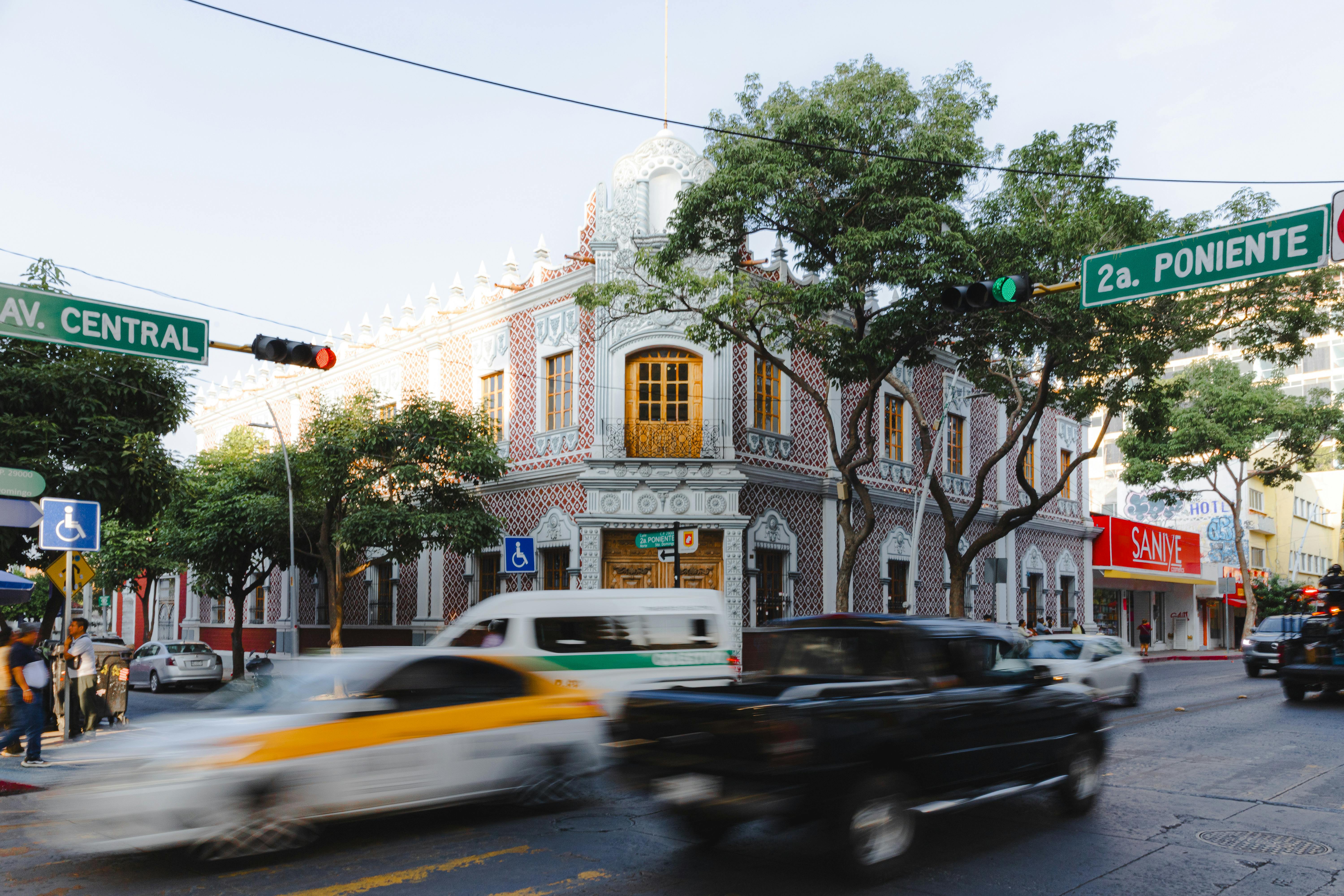 A stunning view of a historic building on Av. Central in Tuxtla Gutiérrez, Mexico during sunset.