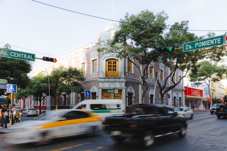 5 Dicas para Criar Conexões Autênticas em Relacionamentos 2 A stunning view of a historic building on Av. Central in Tuxtla Gutiérrez, Mexico during sunset.