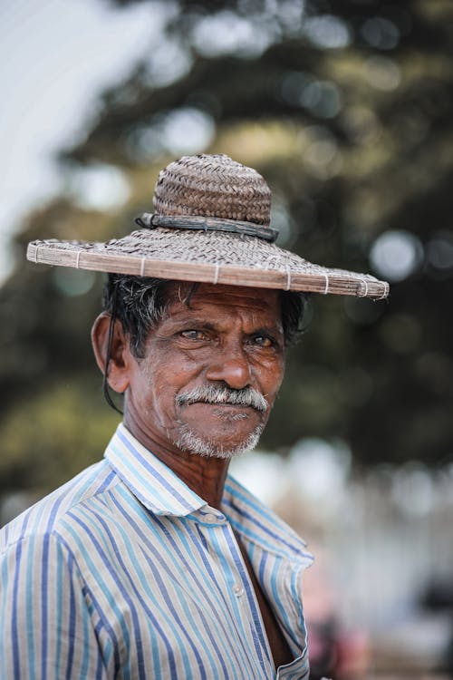 Homme Portant Un Chapeau De Paille